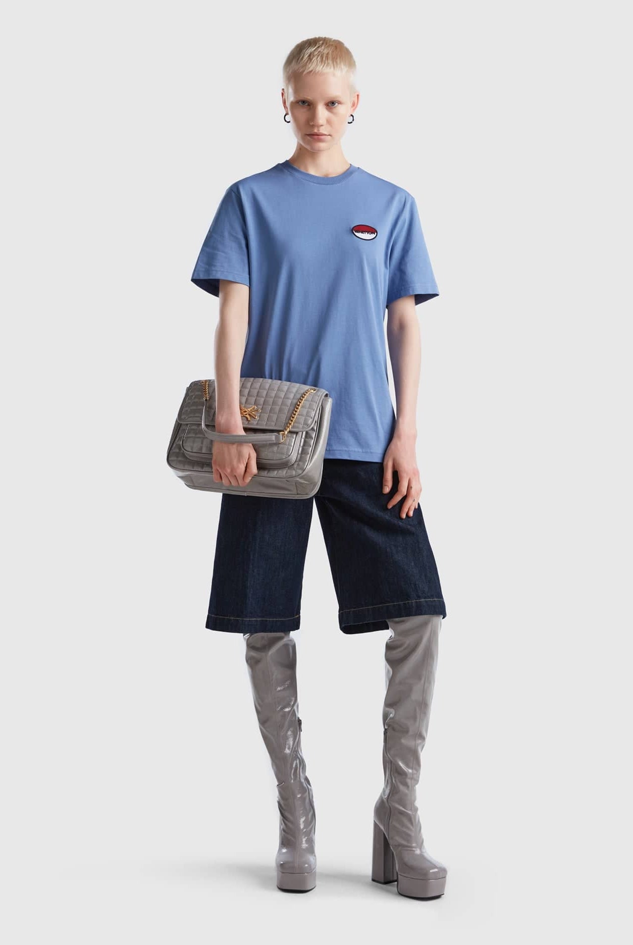 يونايتد كولورز اوف بينيتون تيشيرت أزرق سماوي مع بادج نص كم مناسب للجنسين