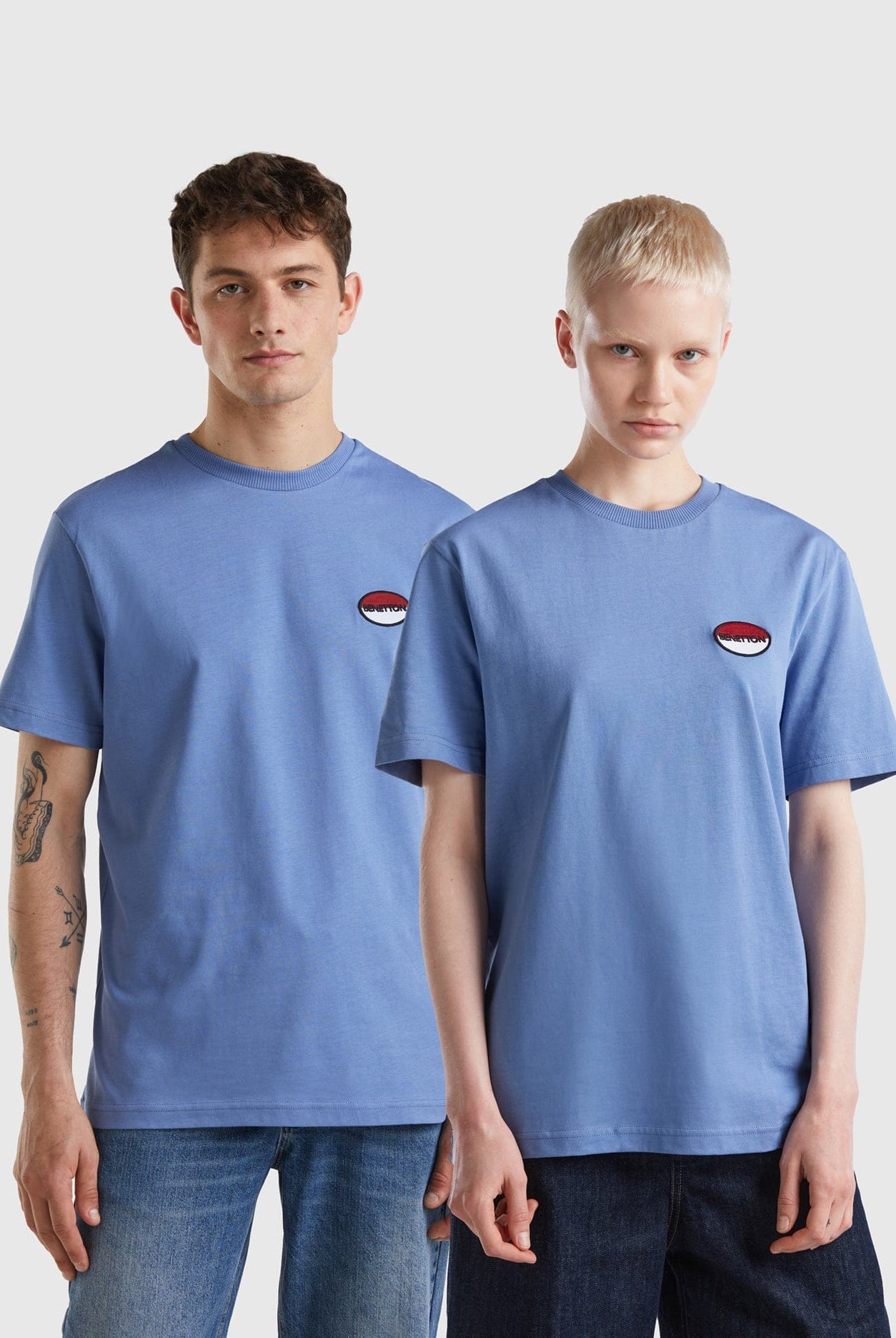يونايتد كولورز اوف بينيتون تيشيرت أزرق سماوي مع بادج نص كم مناسب للجنسين