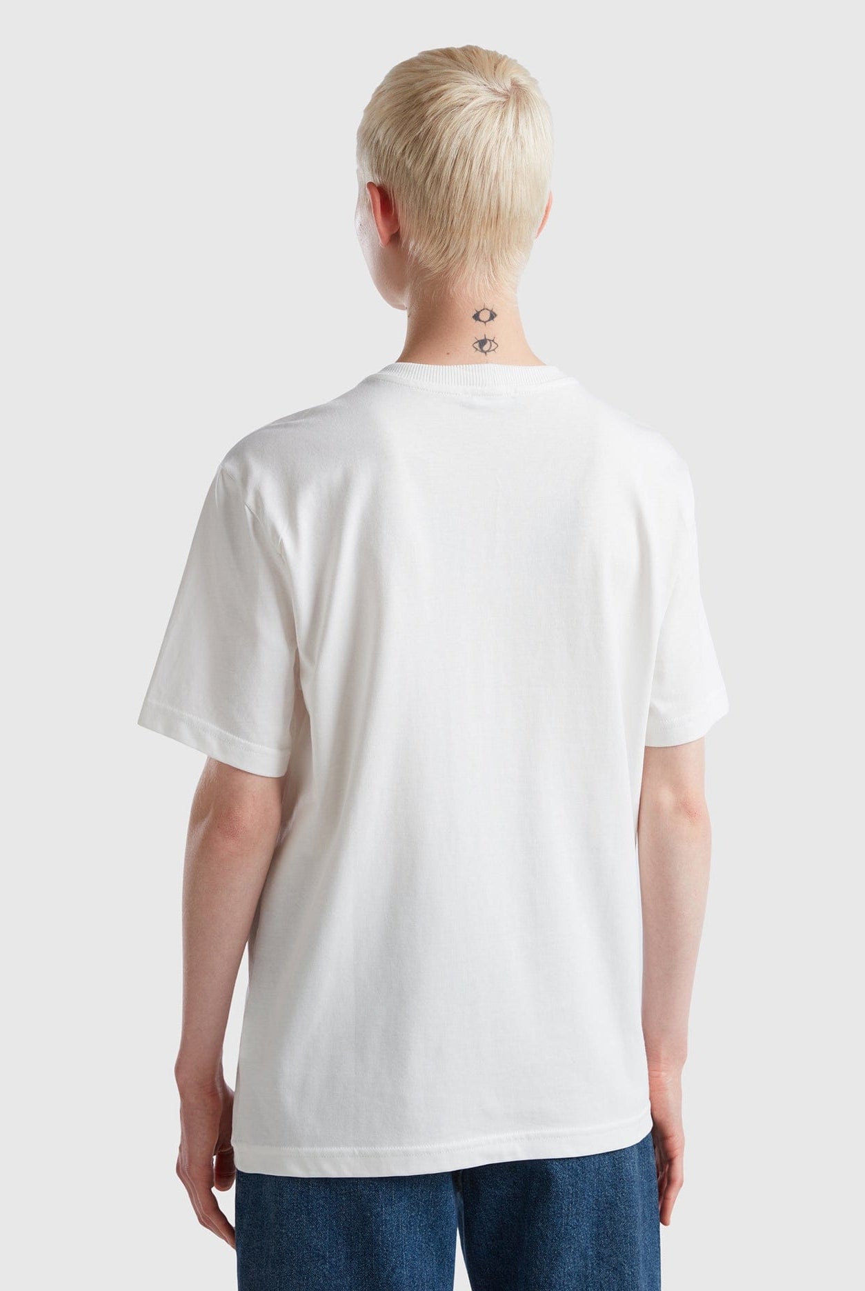 يونايتد كولورز اوف بينيتون تيشيرت أزرق سماوي مع بادج نص كم مناسب للجنسين