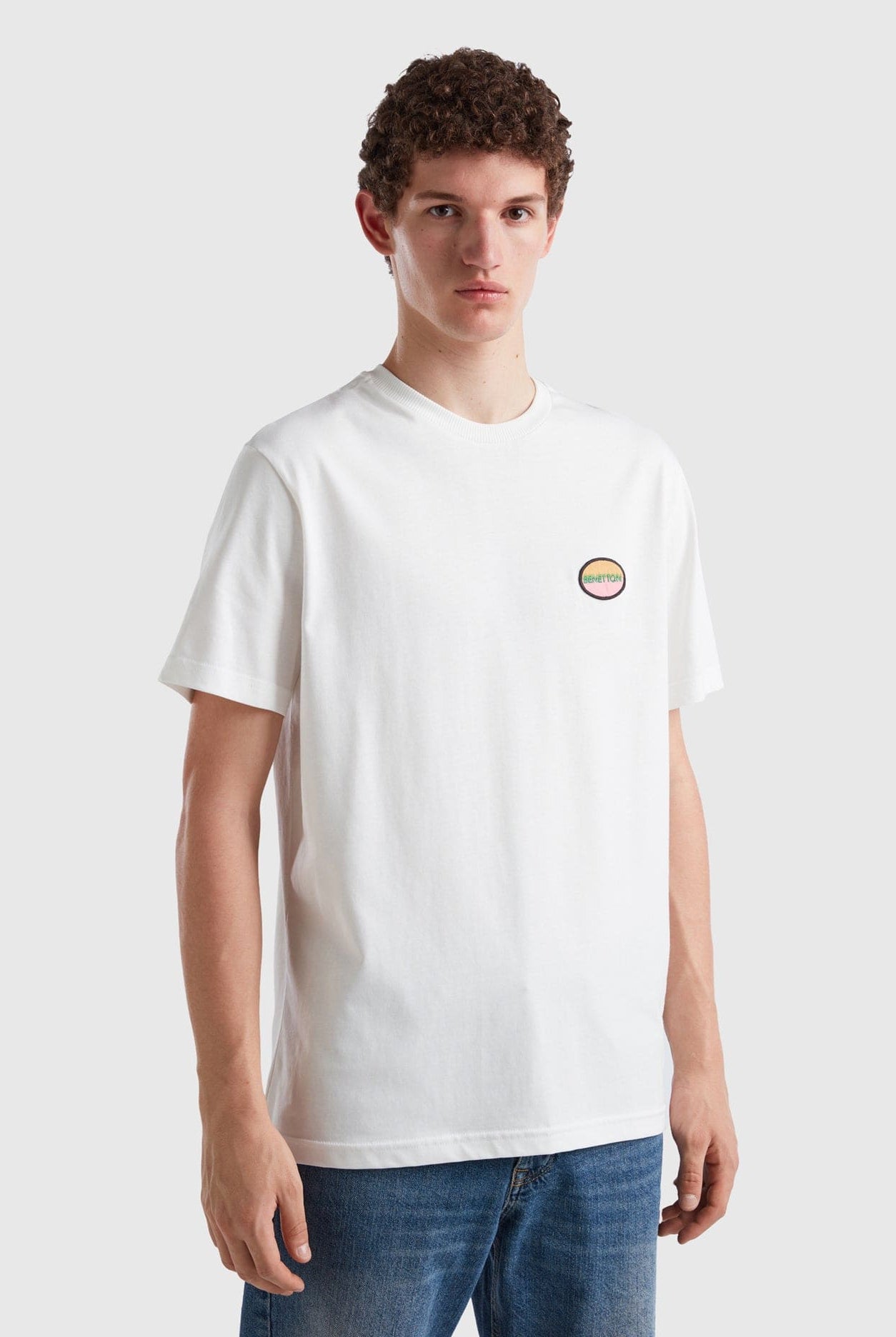 يونايتد كولورز اوف بينيتون تيشيرت أزرق سماوي مع بادج نص كم مناسب للجنسين