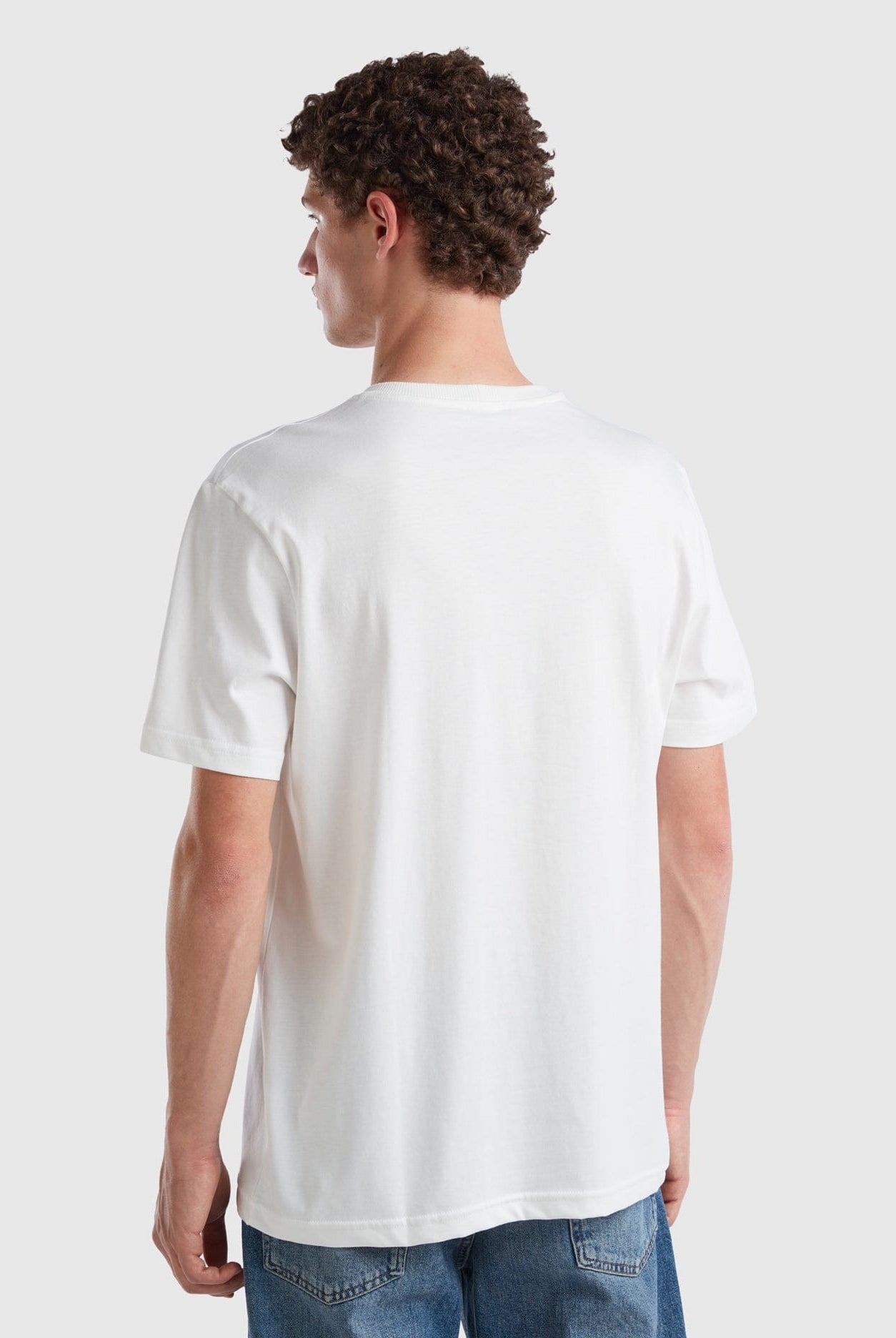 يونايتد كولورز اوف بينيتون تيشيرت أزرق سماوي مع بادج نص كم مناسب للجنسين