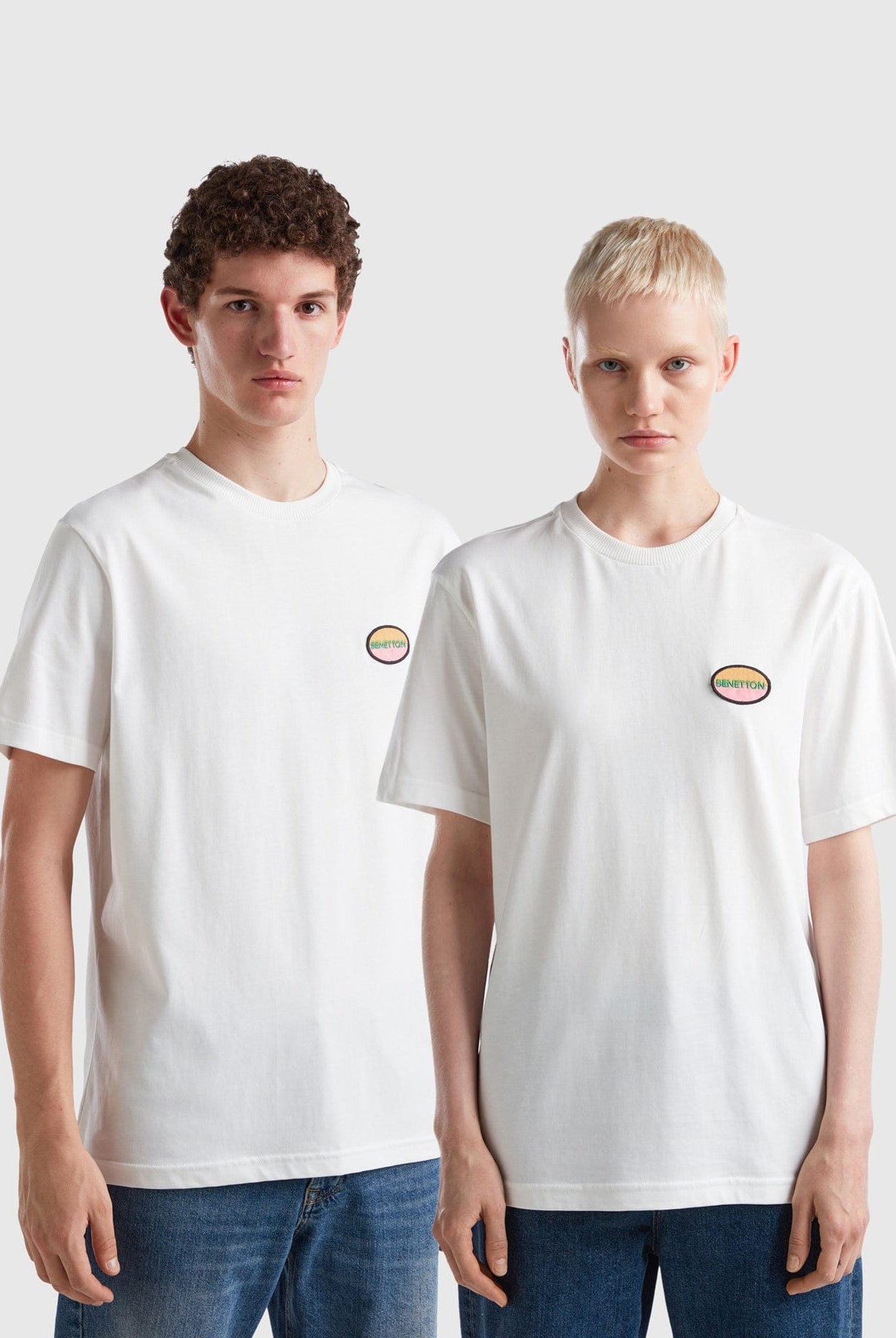 يونايتد كولورز اوف بينيتون تيشيرت أزرق سماوي مع بادج نص كم مناسب للجنسين