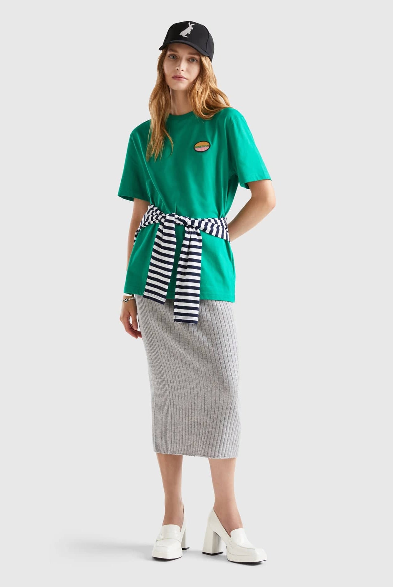 يونايتد كولورز اوف بينيتون تيشيرت أزرق سماوي مع بادج نص كم مناسب للجنسين