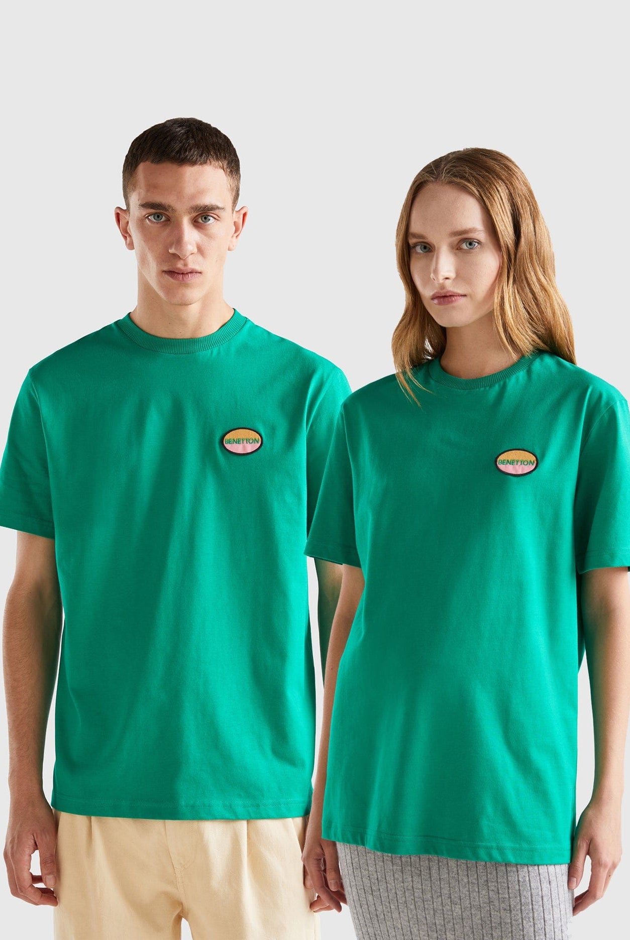 يونايتد كولورز اوف بينيتون تيشيرت أزرق سماوي مع بادج نص كم مناسب للجنسين