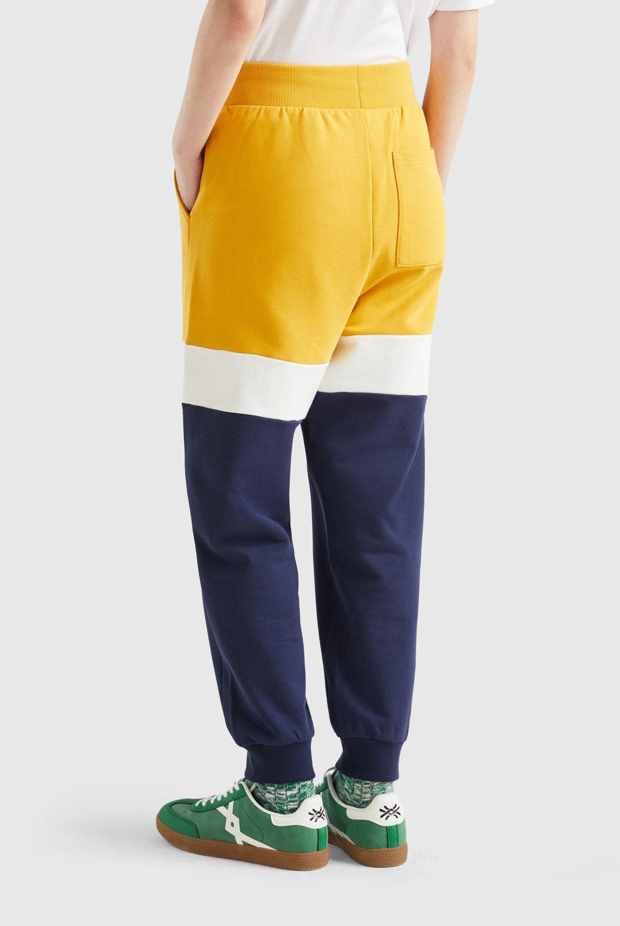 يونايتد كولورز اوف بينيتون بنطلون رياضي مخطط بالعرض مع رباط خصر