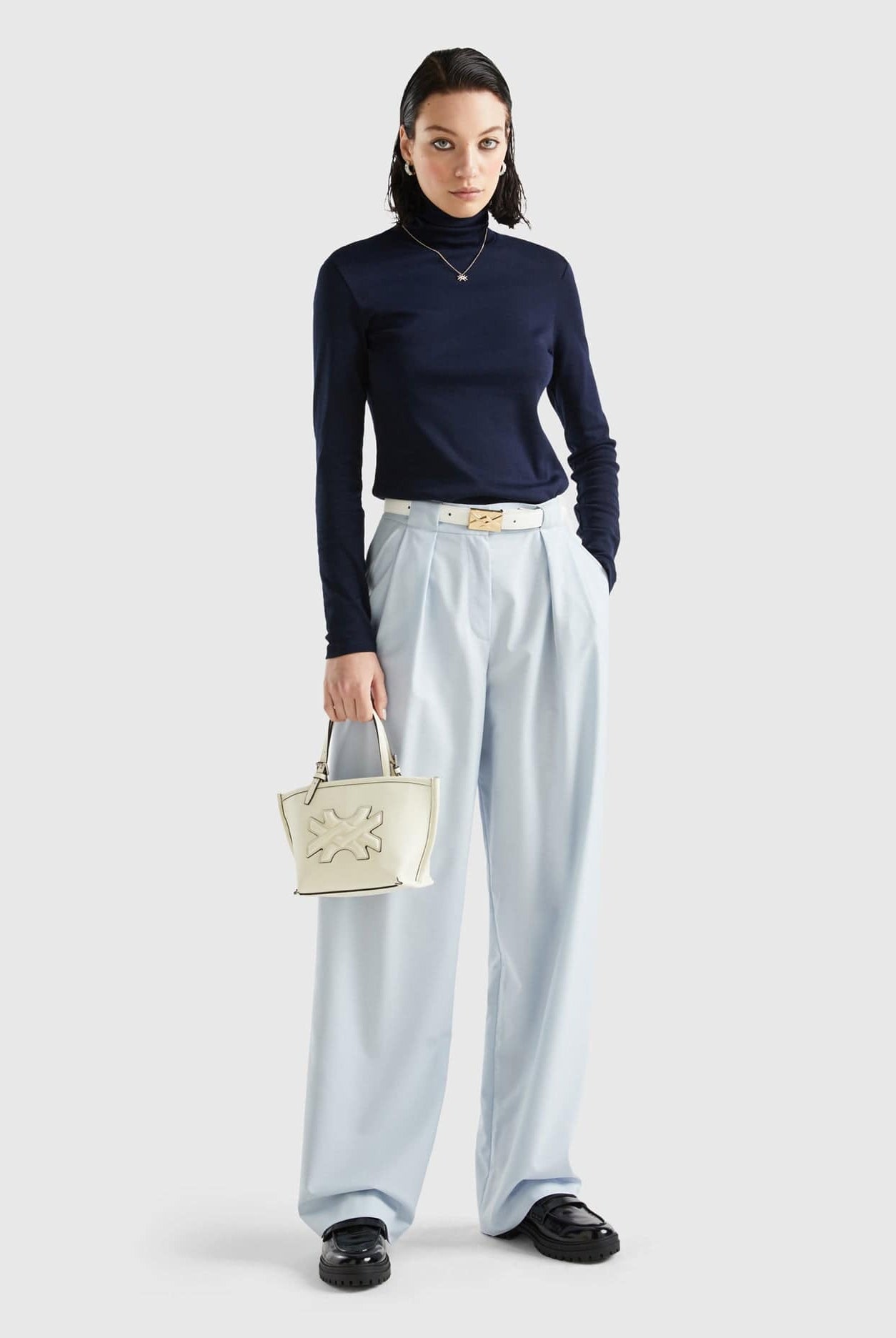 يونايتد كولورز اوف بينيتون تيشيرت نسائي بأكمام طويلة وياقة عالية