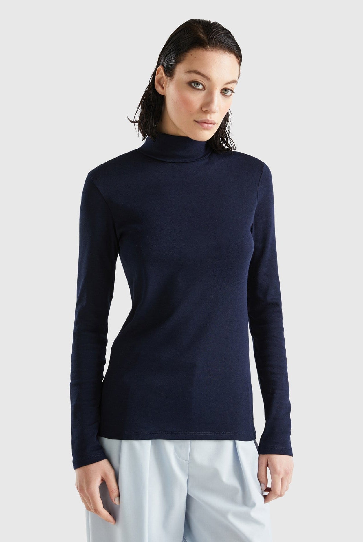 يونايتد كولورز اوف بينيتون تيشيرت نسائي بأكمام طويلة وياقة عالية