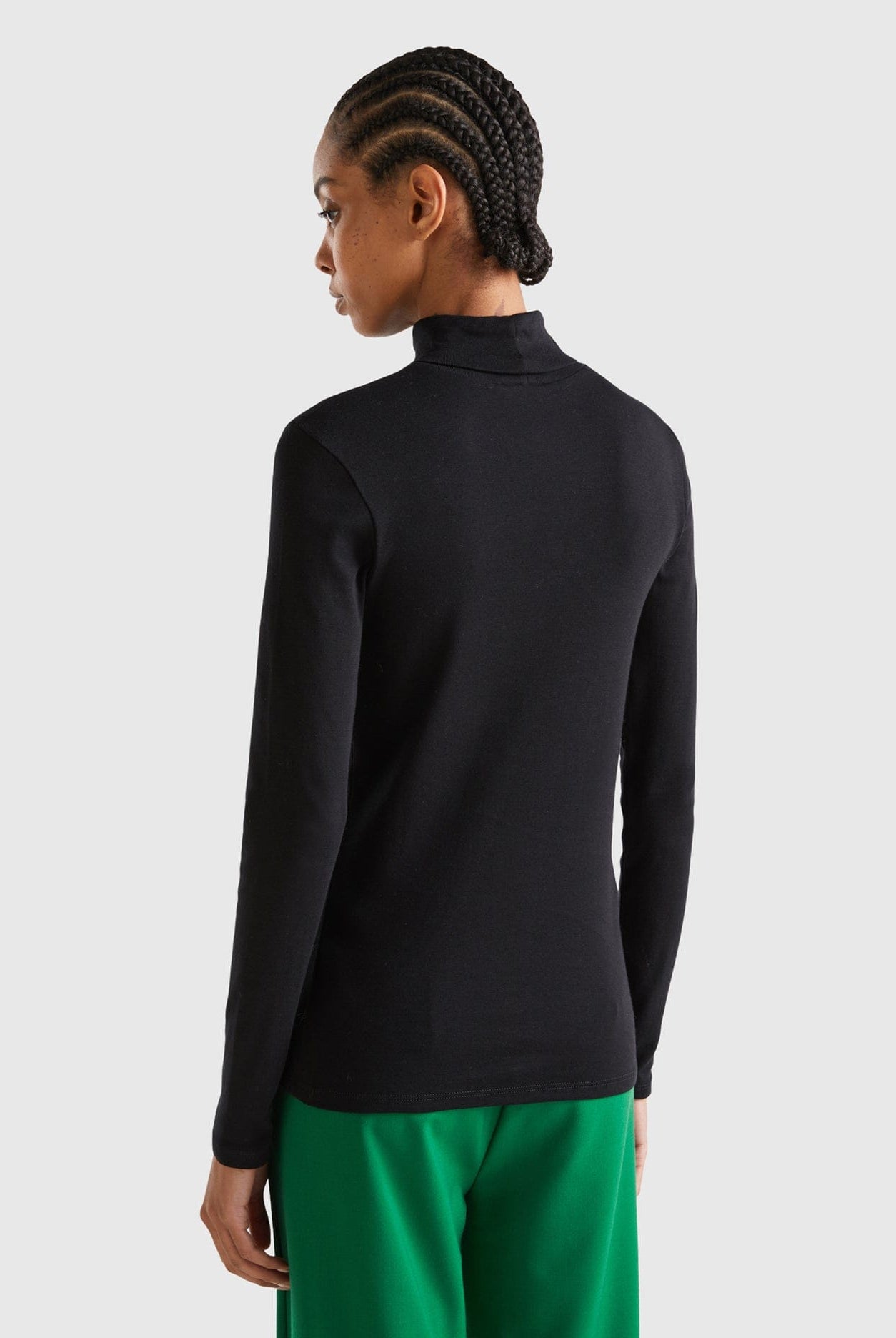 يونايتد كولورز اوف بينيتون تيشيرت نسائي بأكمام طويلة وياقة عالية