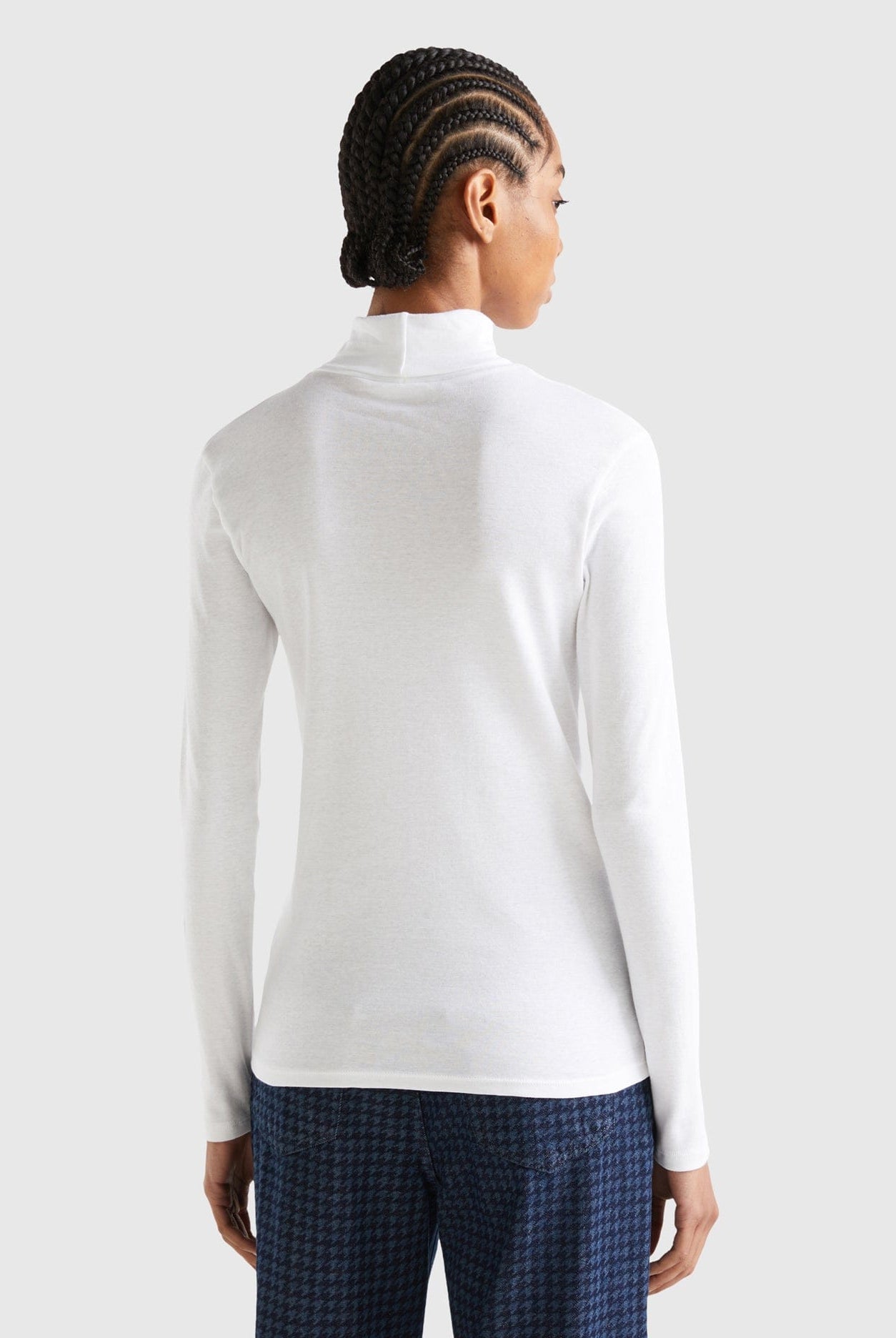 يونايتد كولورز اوف بينيتون تيشيرت نسائي بأكمام طويلة وياقة عالية