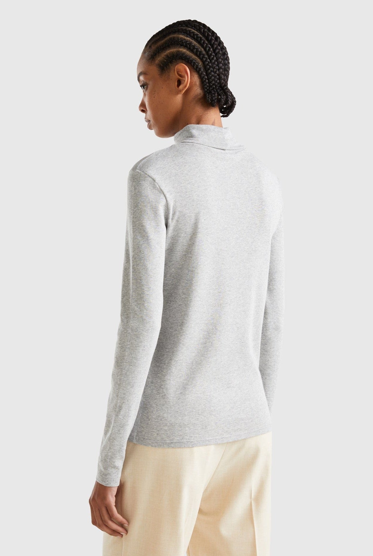 يونايتد كولورز اوف بينيتون تيشيرت نسائي بأكمام طويلة وياقة عالية