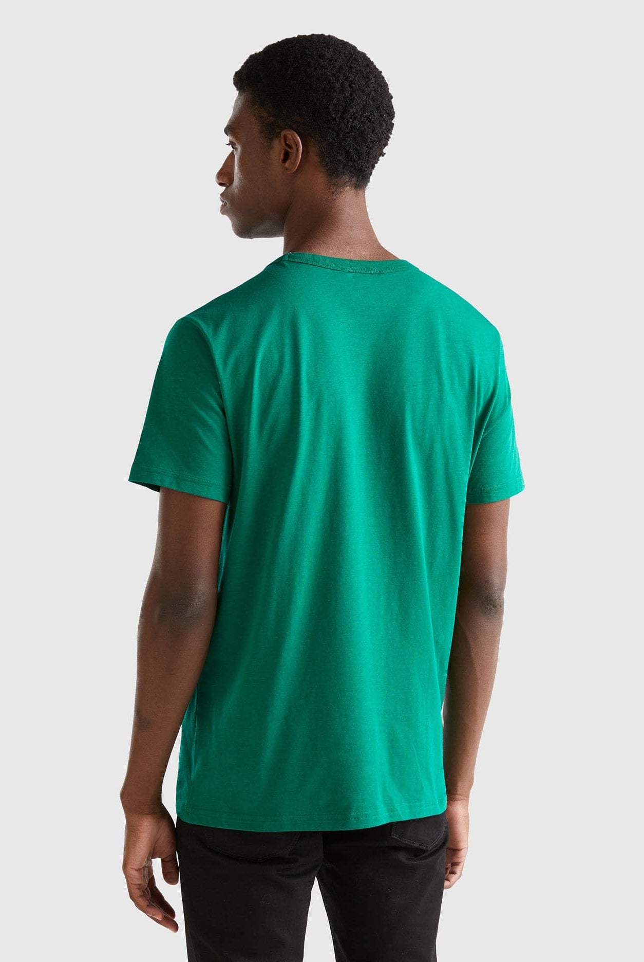 يونايتد كولورز اوف بينيتون تيشيرت رجالي كم قصير من القطن العضوي بطباعة شعار على الصدر