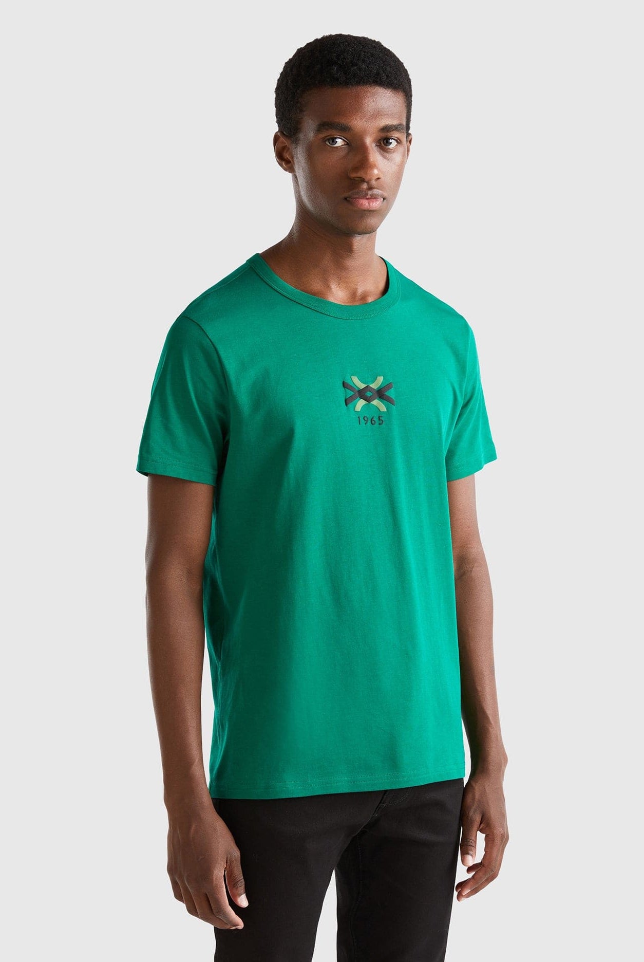 يونايتد كولورز اوف بينيتون تيشيرت رجالي كم قصير من القطن العضوي بطباعة شعار على الصدر