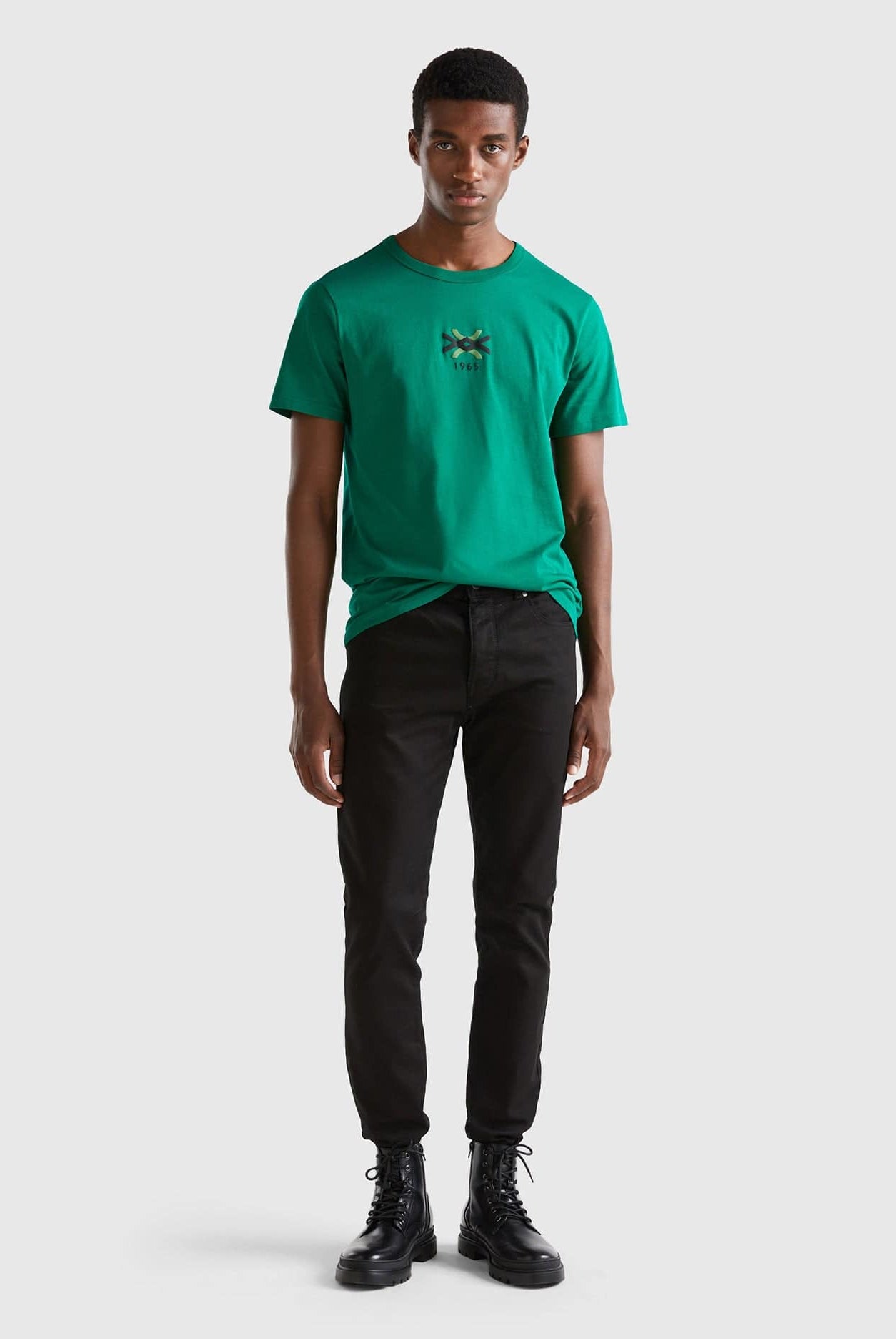 يونايتد كولورز اوف بينيتون تيشيرت رجالي كم قصير من القطن العضوي بطباعة شعار على الصدر