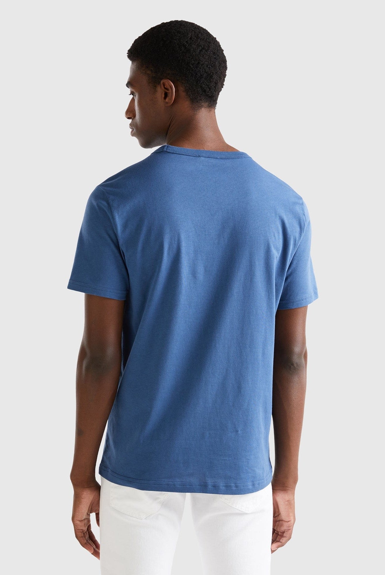 يونايتد كولورز اوف بينيتون تيشيرت رجالي كم قصير من القطن العضوي بطباعة شعار على الصدر