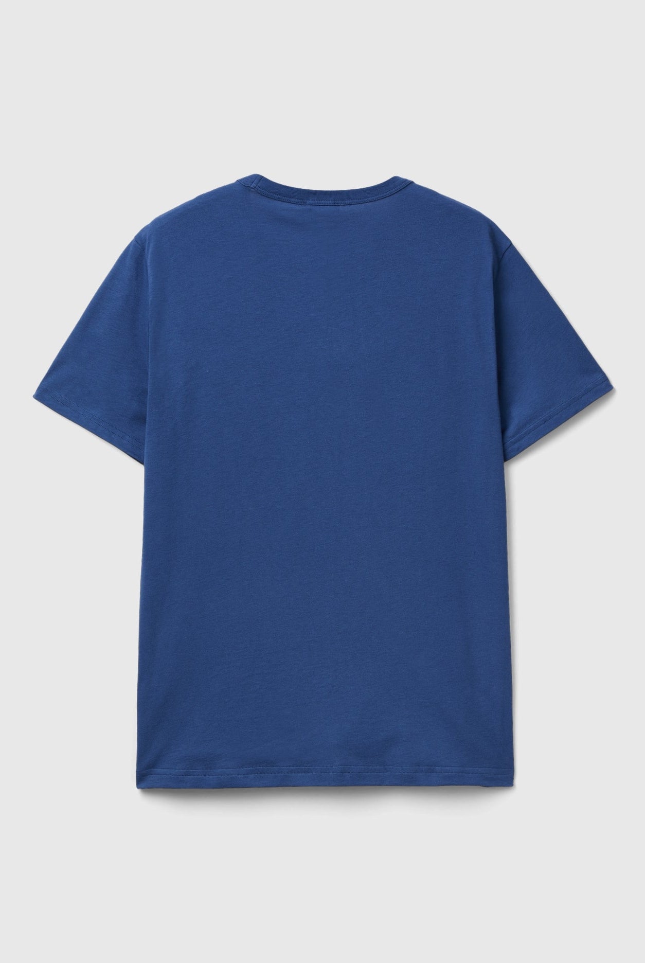 يونايتد كولورز اوف بينيتون تيشيرت رجالي كم قصير من القطن العضوي بطباعة شعار على الصدر