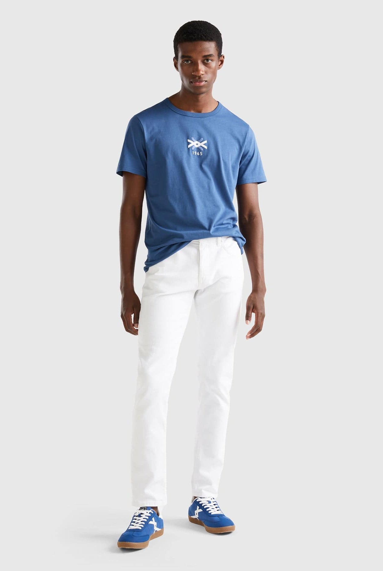 يونايتد كولورز اوف بينيتون تيشيرت رجالي كم قصير من القطن العضوي بطباعة شعار على الصدر