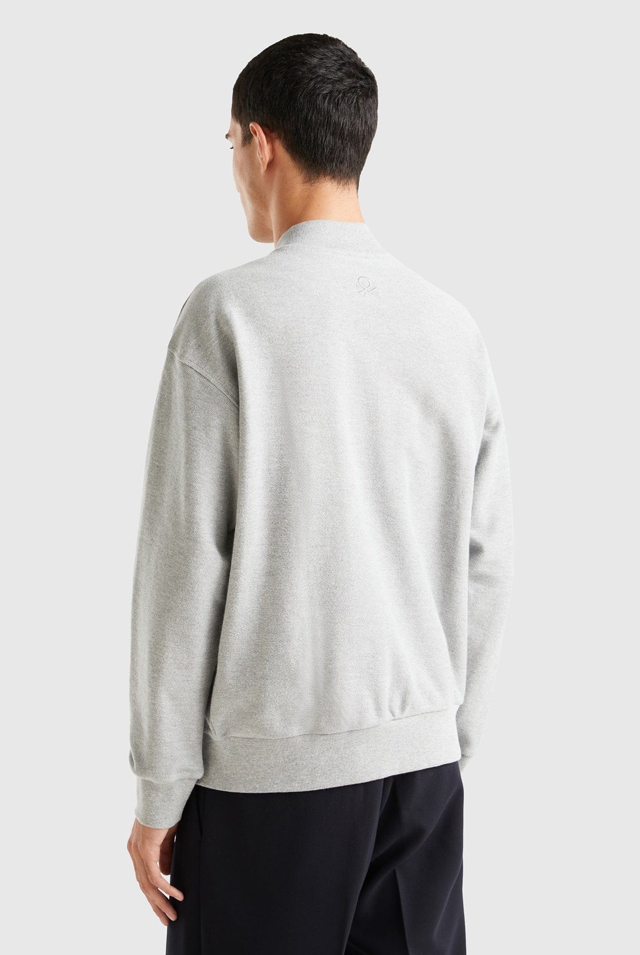 يونايتد كولورز اوف بينيتون سويت شيرت بدون ياقة كم طويل بسحاب رجالي