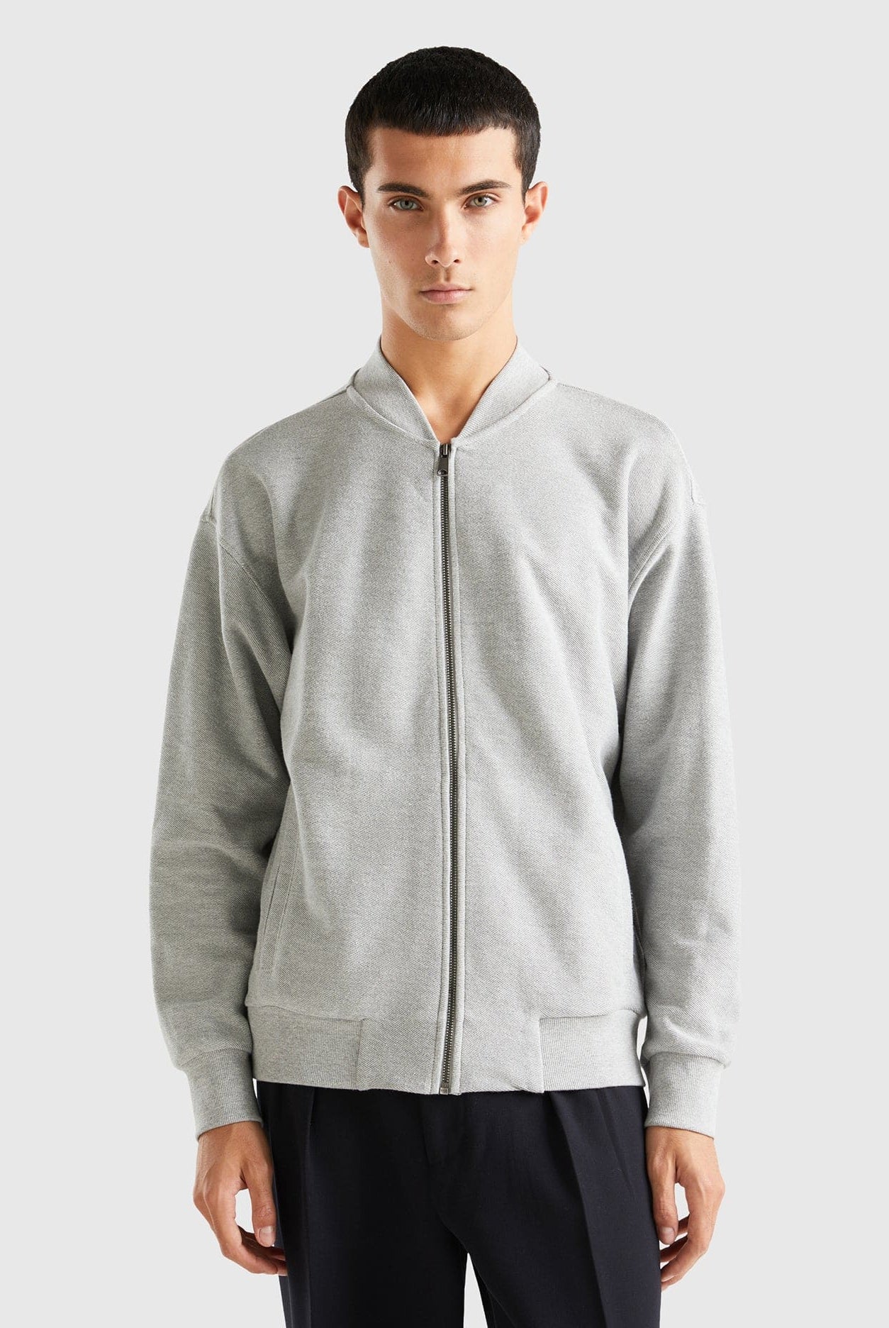 يونايتد كولورز اوف بينيتون سويت شيرت بدون ياقة كم طويل بسحاب رجالي