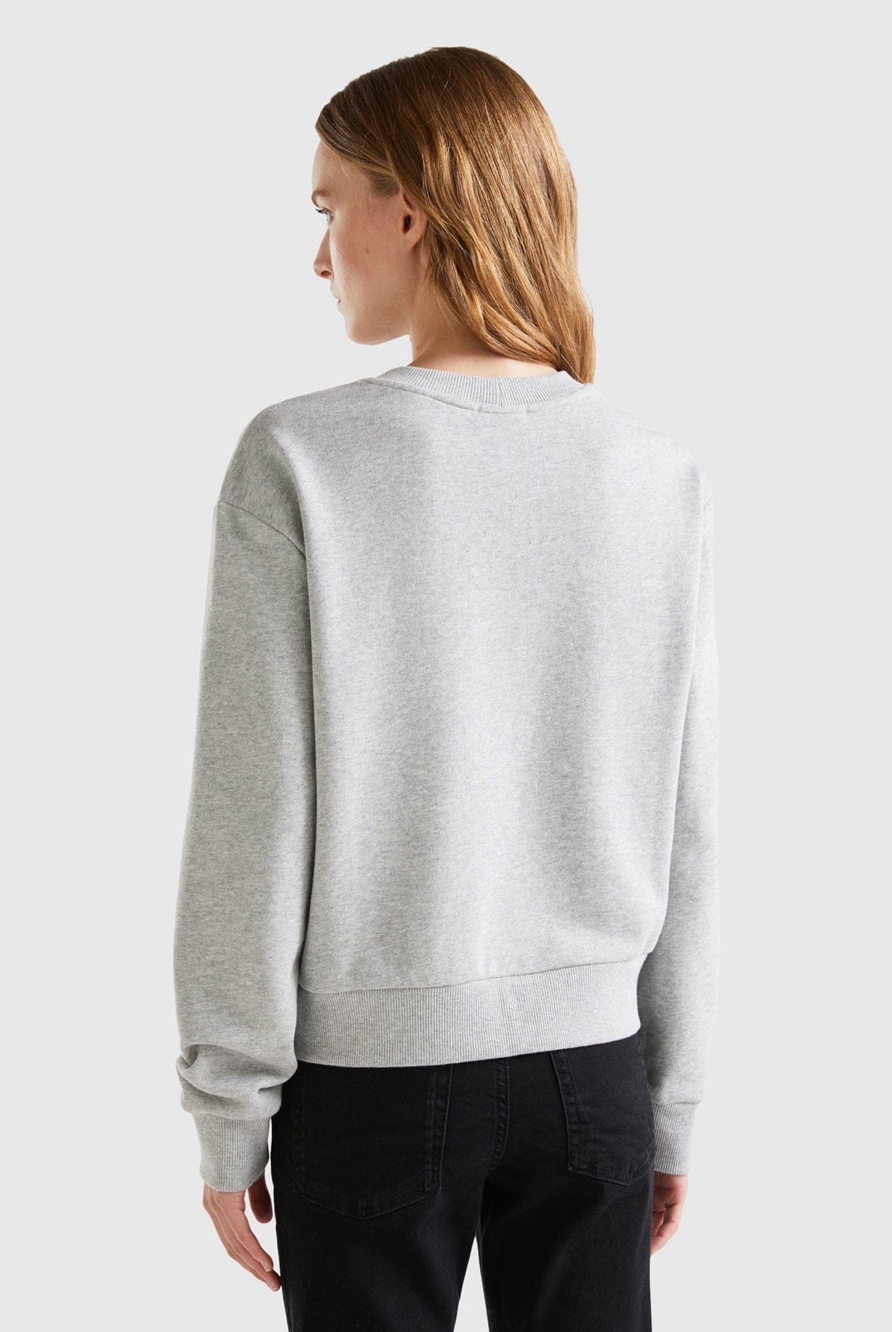 يونايتد كولورز اوف بينيتون كنزة نسائية بطبعة شعار