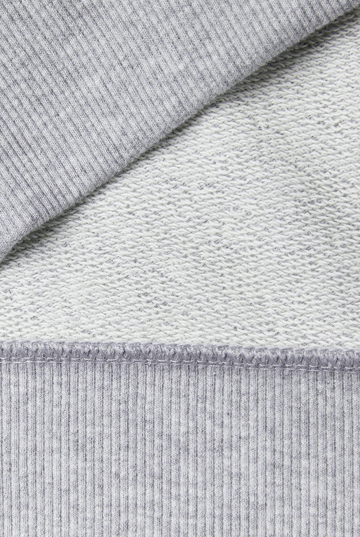 يونايتد كولورز اوف بينيتون كنزة نسائية بطبعة شعار