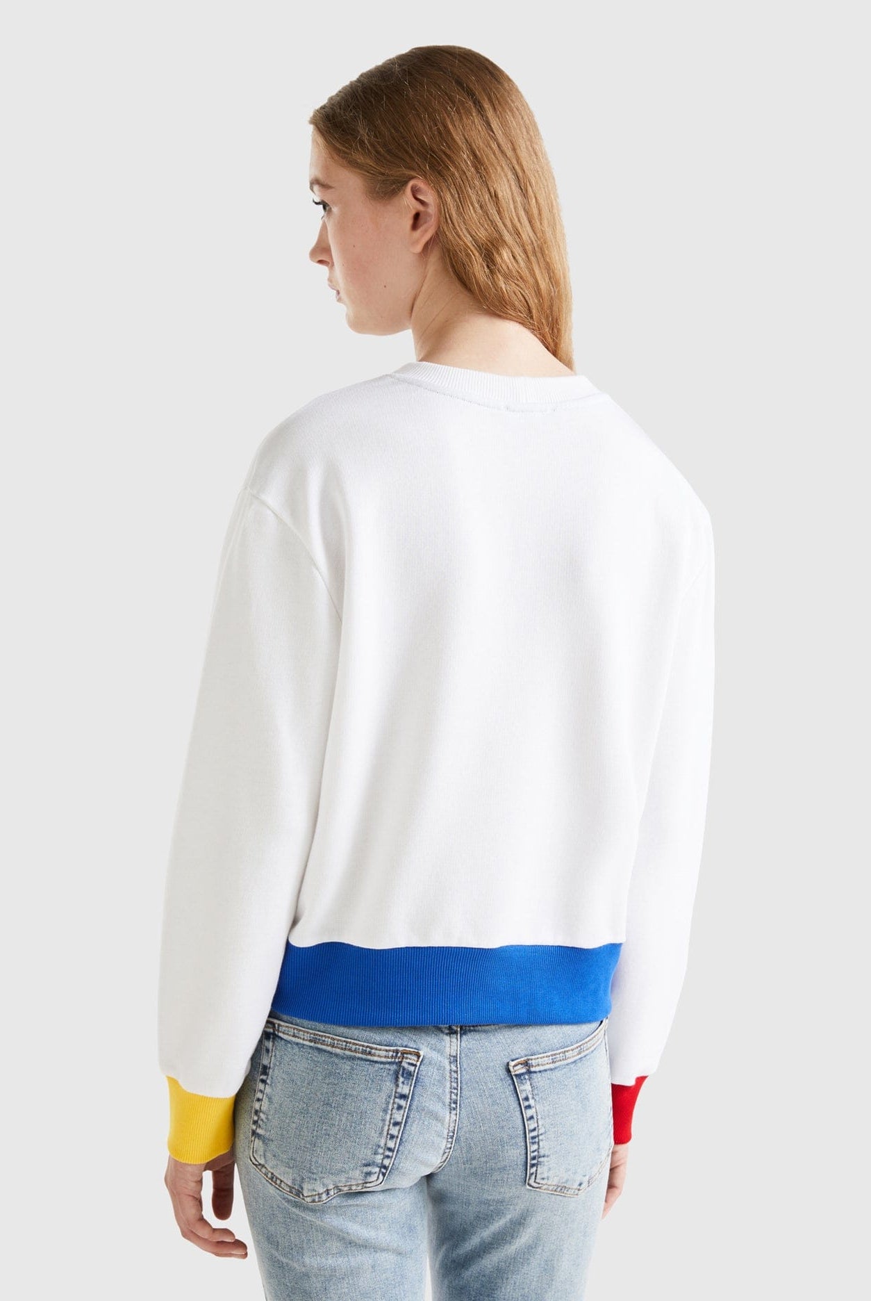 يونايتد كولورز اوف بينيتون كنزة نسائية بطبعة شعار