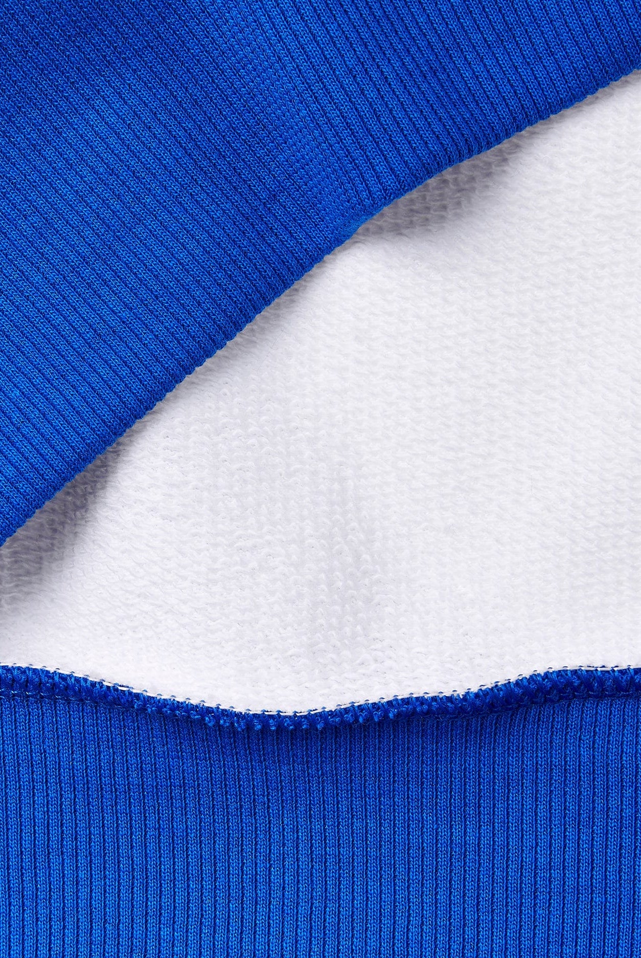 يونايتد كولورز اوف بينيتون كنزة نسائية بطبعة شعار