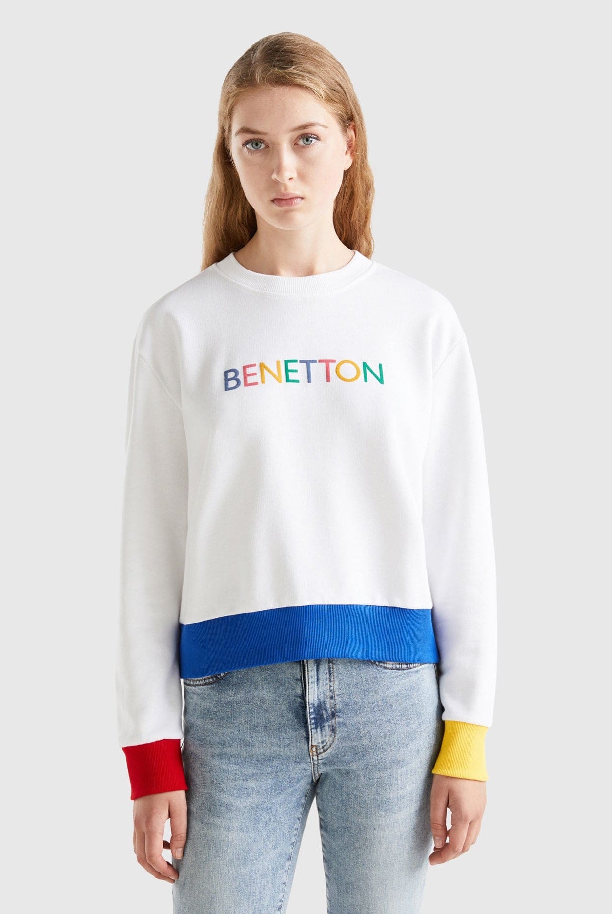 يونايتد كولورز اوف بينيتون كنزة نسائية بطبعة شعار