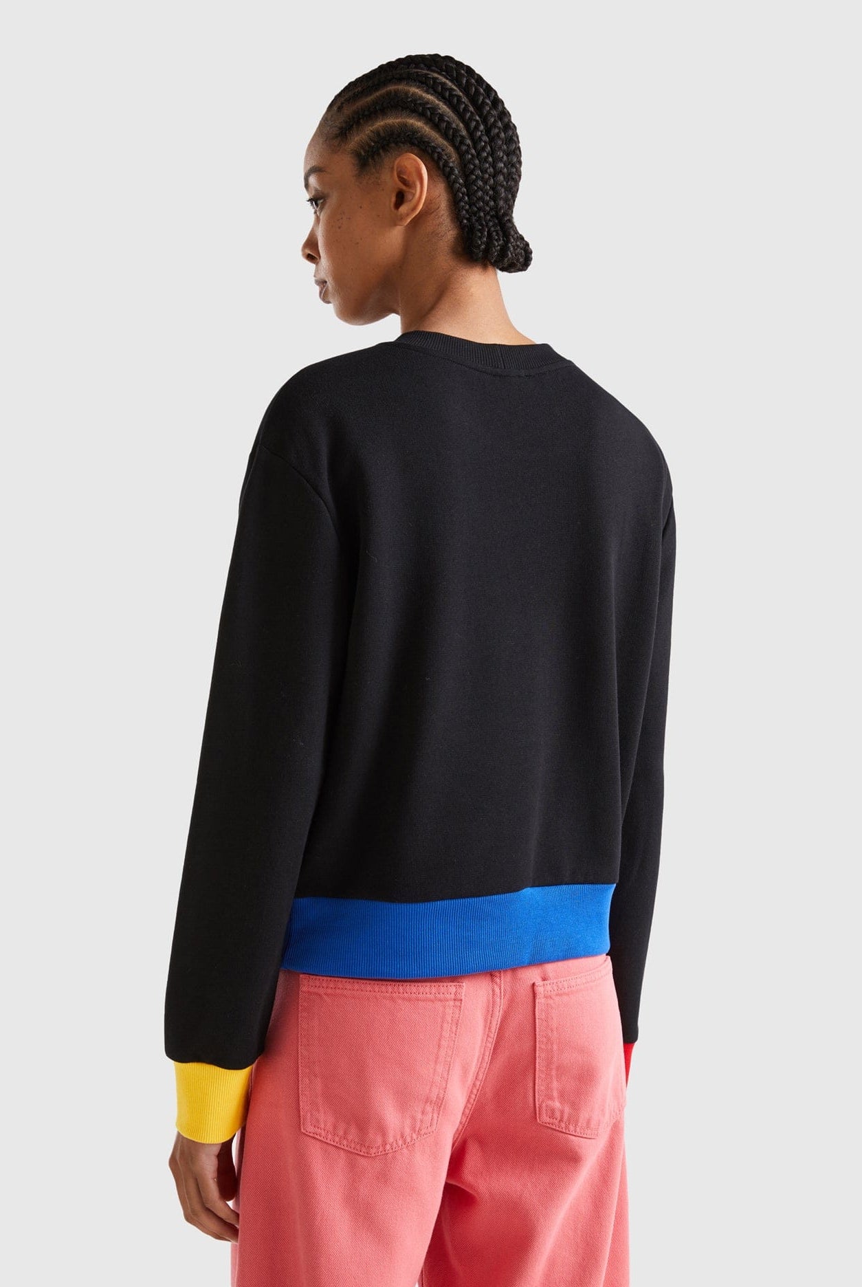 يونايتد كولورز اوف بينيتون كنزة نسائية بطبعة شعار