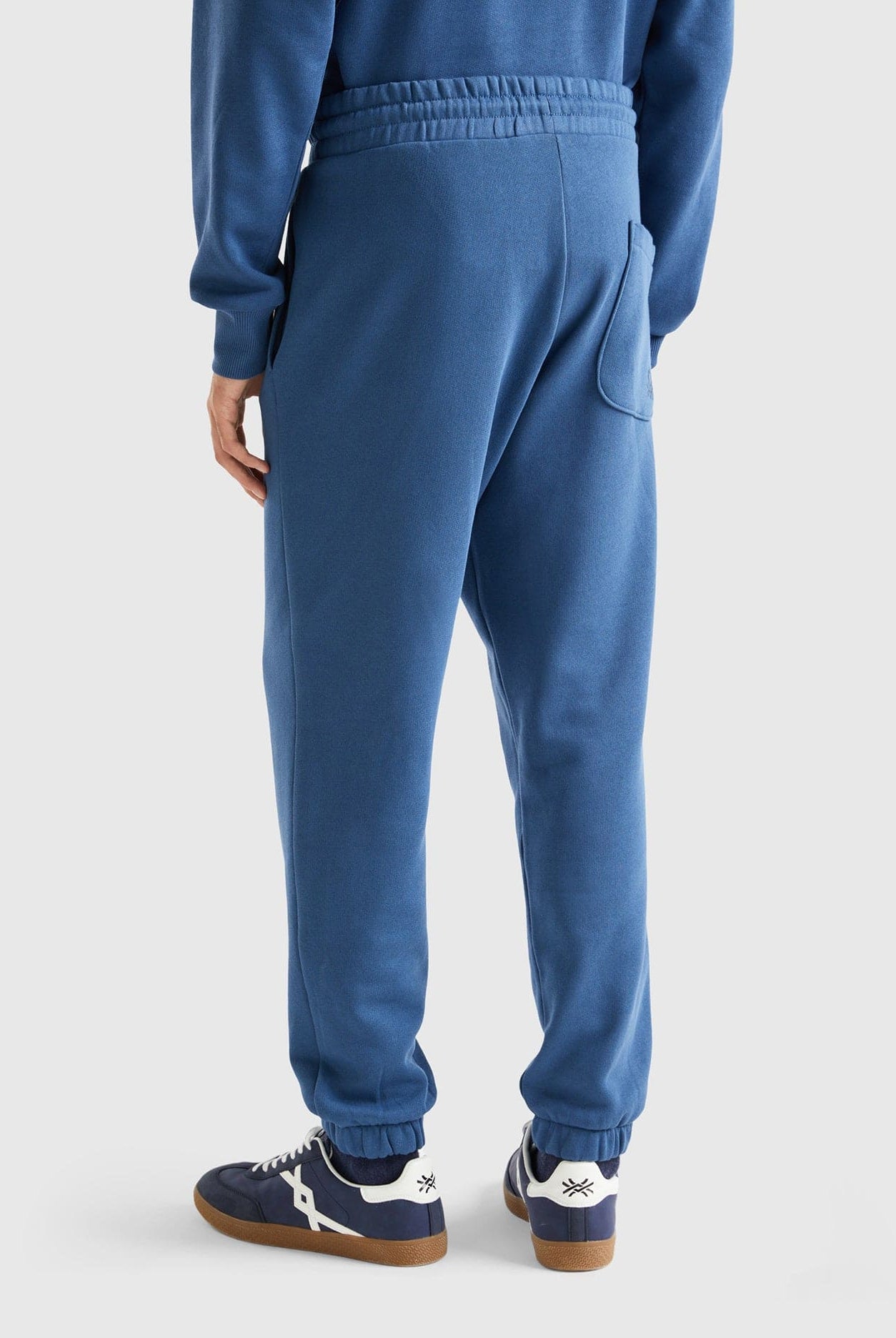 يونايتد كولورز اوف بينيتون بنطلون رياضي سادة برباط رجالي