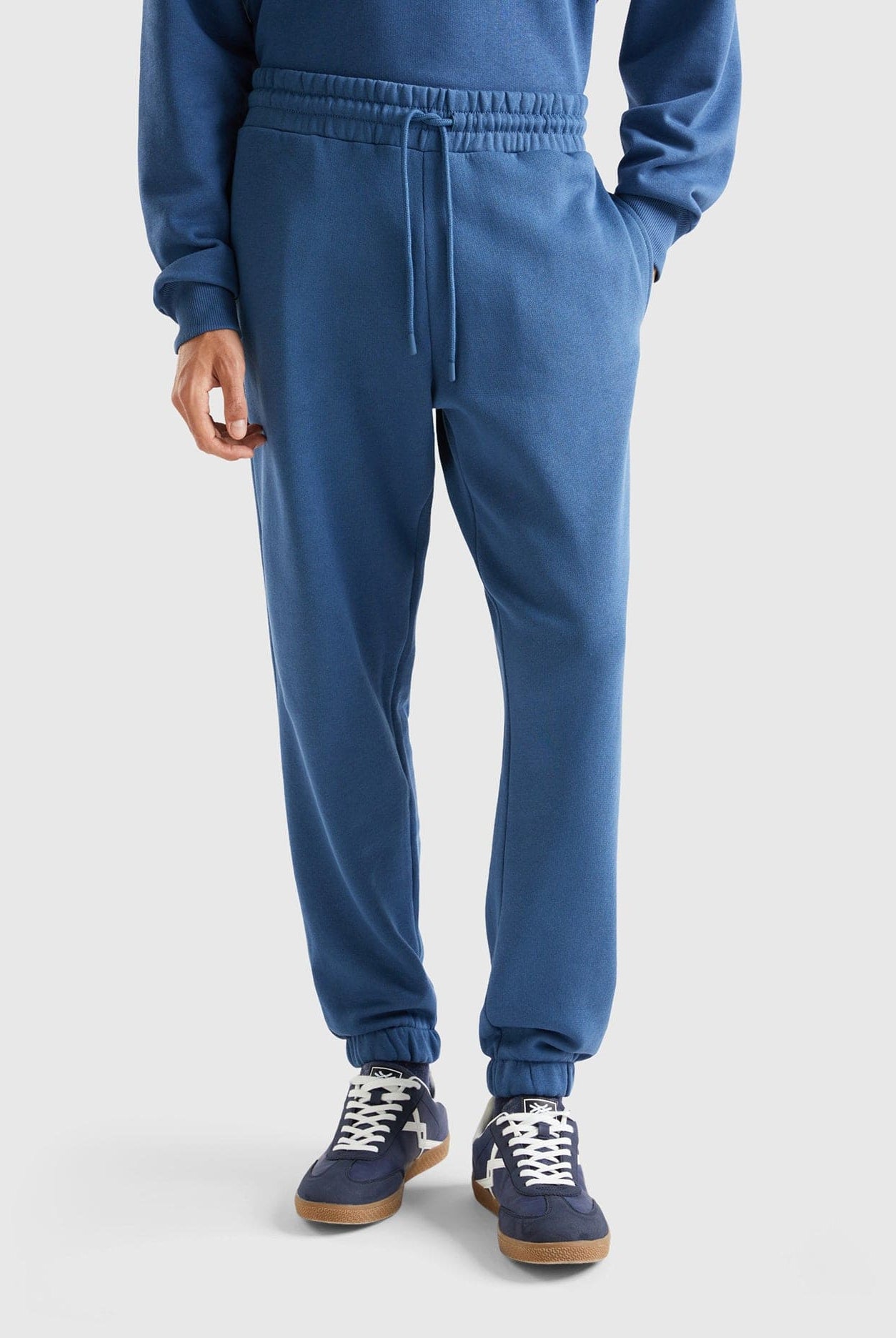 يونايتد كولورز اوف بينيتون بنطلون رياضي سادة برباط رجالي