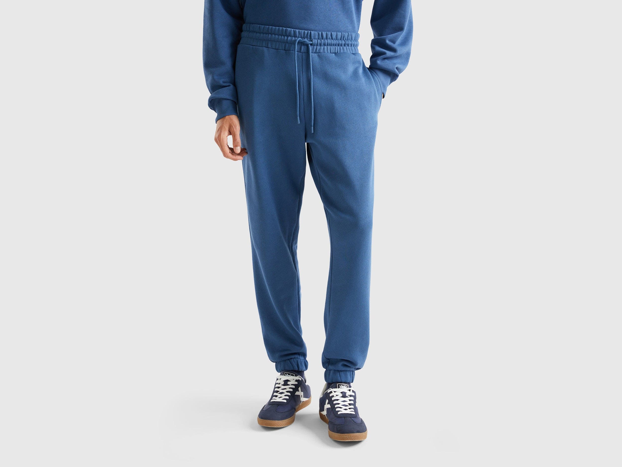 يونايتد كولورز اوف بينيتون بنطلون رياضي سادة برباط رجالي