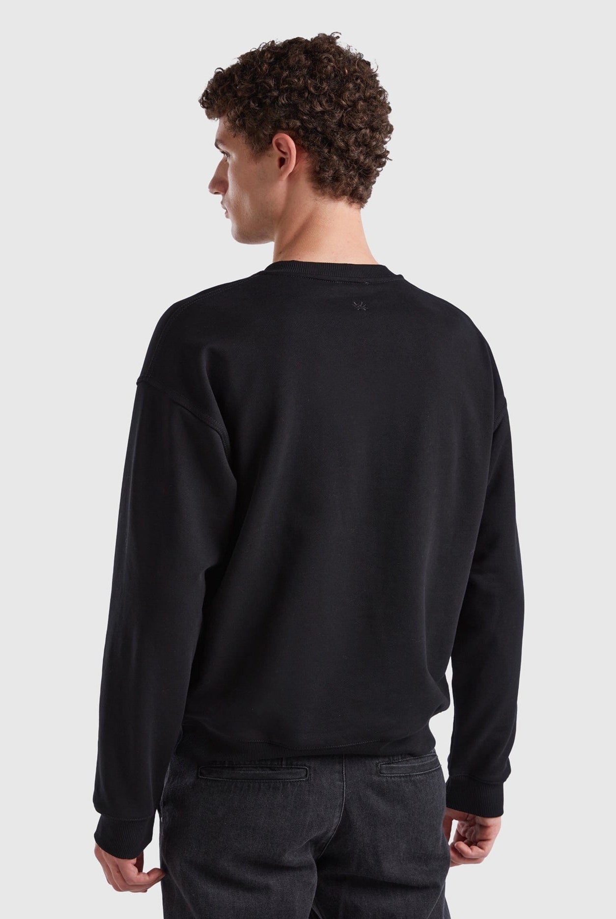 يونايتد كولورز اوف بينيتون سويت شيرت بطباعة أرنب أمامية كم طويل نسائي