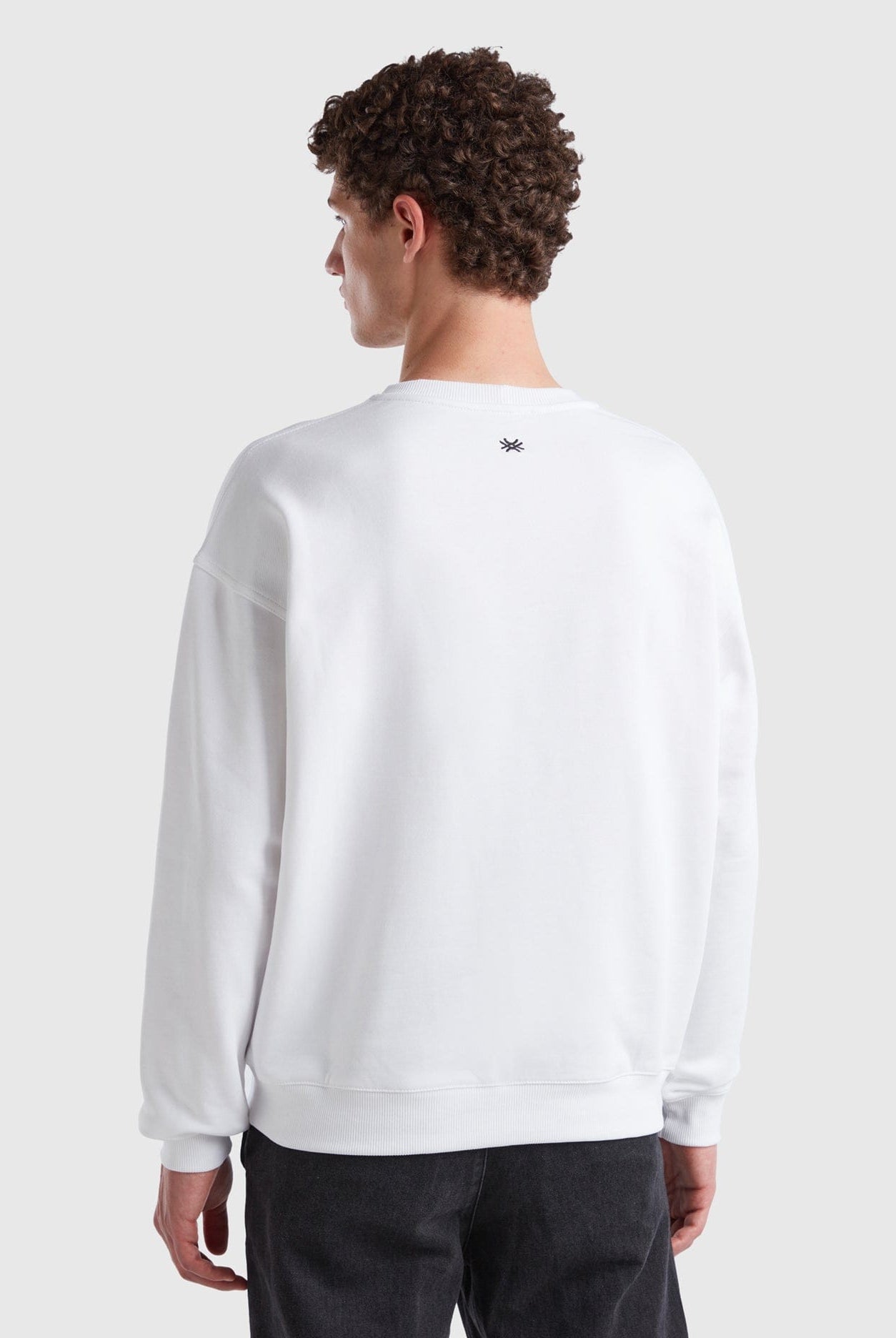 يونايتد كولورز اوف بينيتون سويت شيرت بطباعة أرنب أمامية كم طويل نسائي