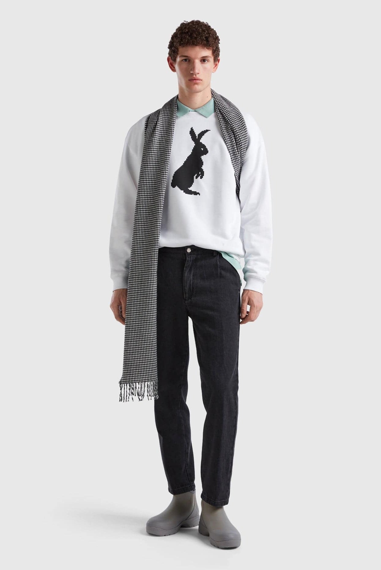 يونايتد كولورز اوف بينيتون سويت شيرت بطباعة أرنب أمامية كم طويل نسائي