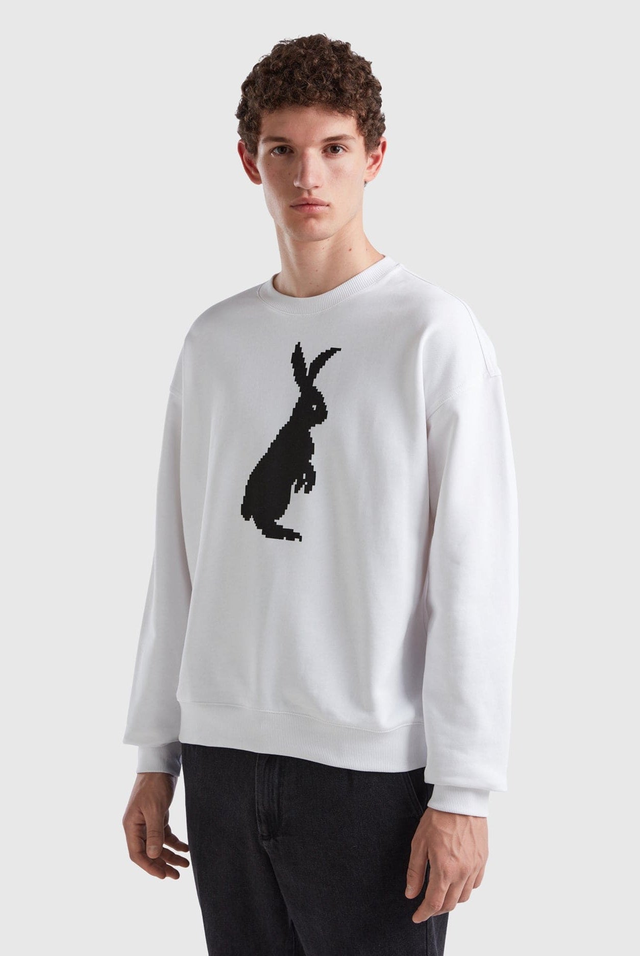 يونايتد كولورز اوف بينيتون سويت شيرت بطباعة أرنب أمامية كم طويل نسائي