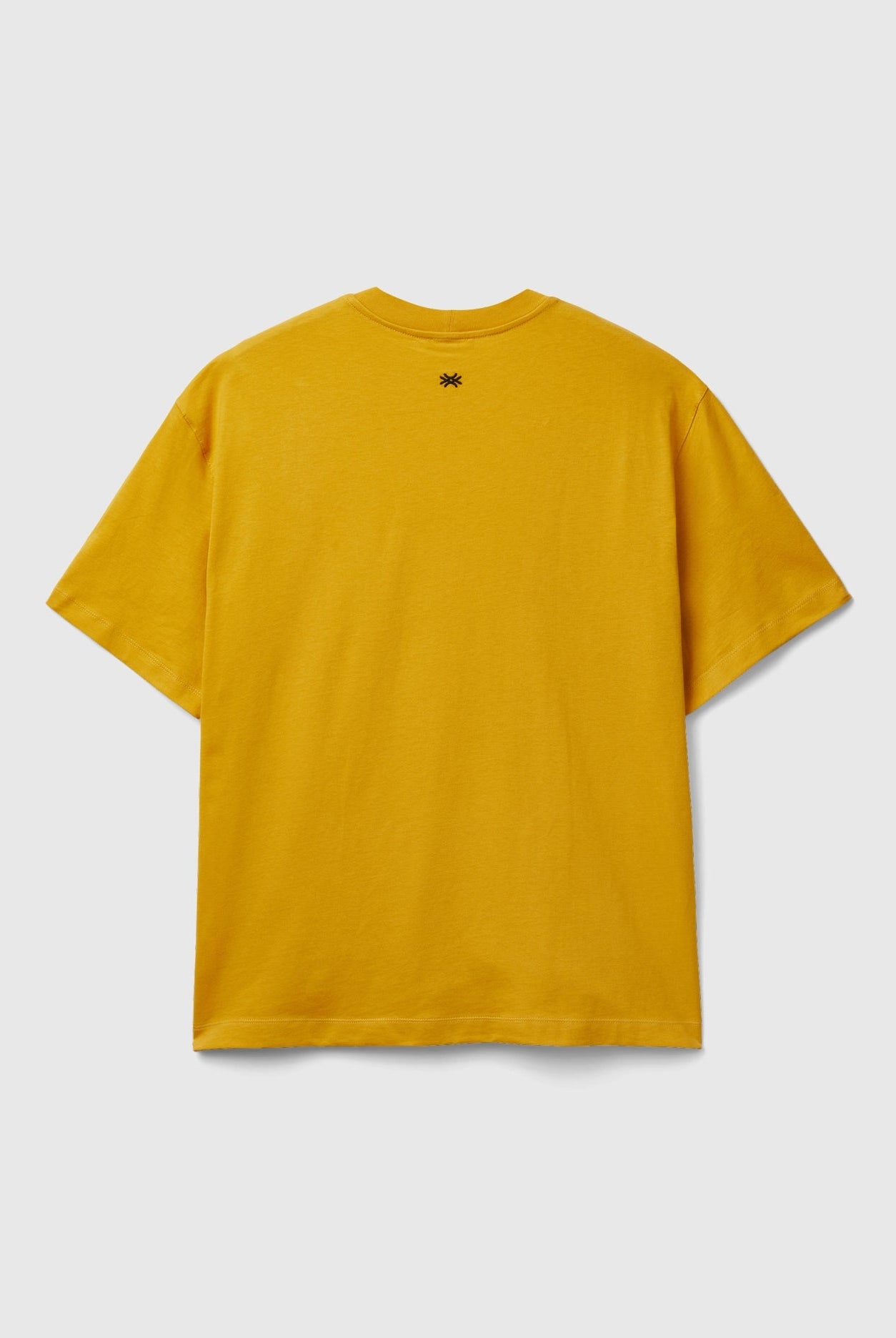 يونايتد كولورز اوف بينيتون تيشيرت بقصة مربعة وطبعة رجالي