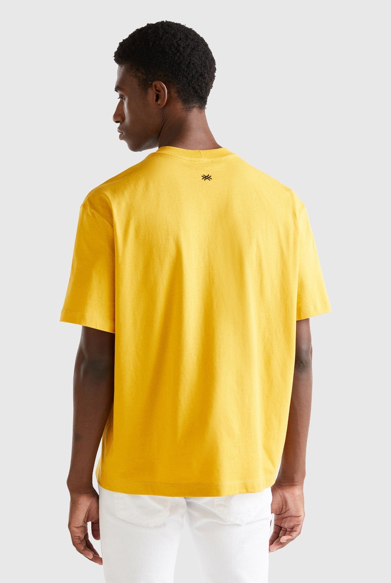 يونايتد كولورز اوف بينيتون تيشيرت بقصة مربعة وطبعة رجالي