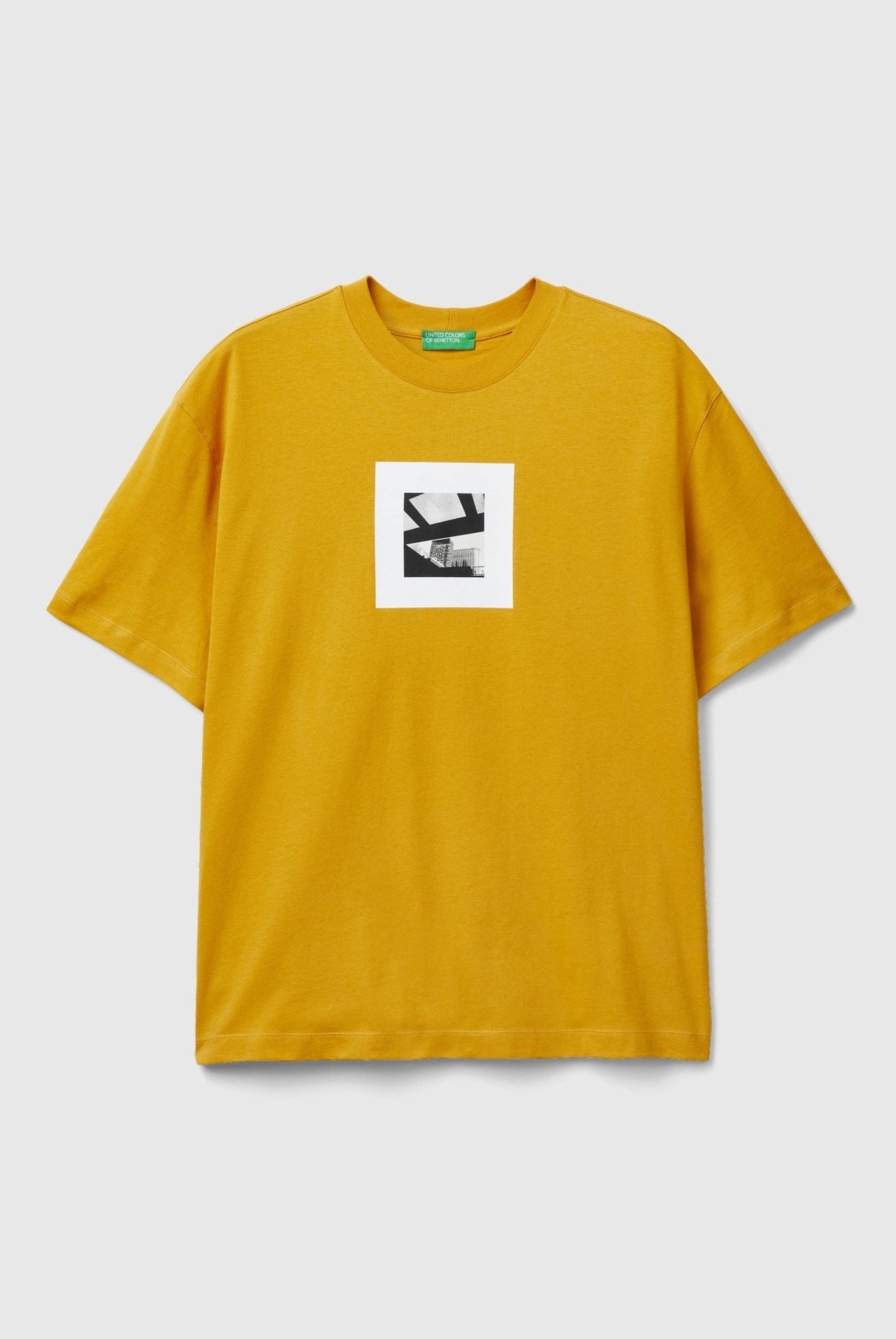 يونايتد كولورز اوف بينيتون تيشيرت بقصة مربعة وطبعة رجالي