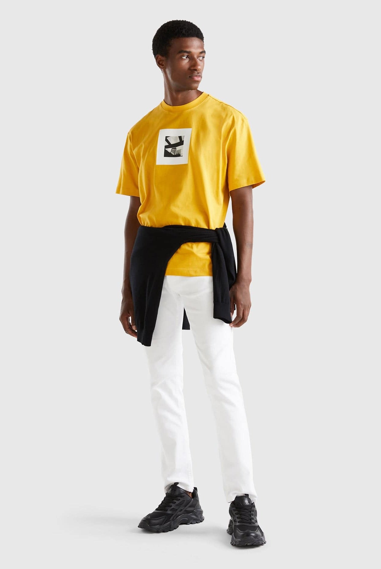 يونايتد كولورز اوف بينيتون تيشيرت بقصة مربعة وطبعة رجالي