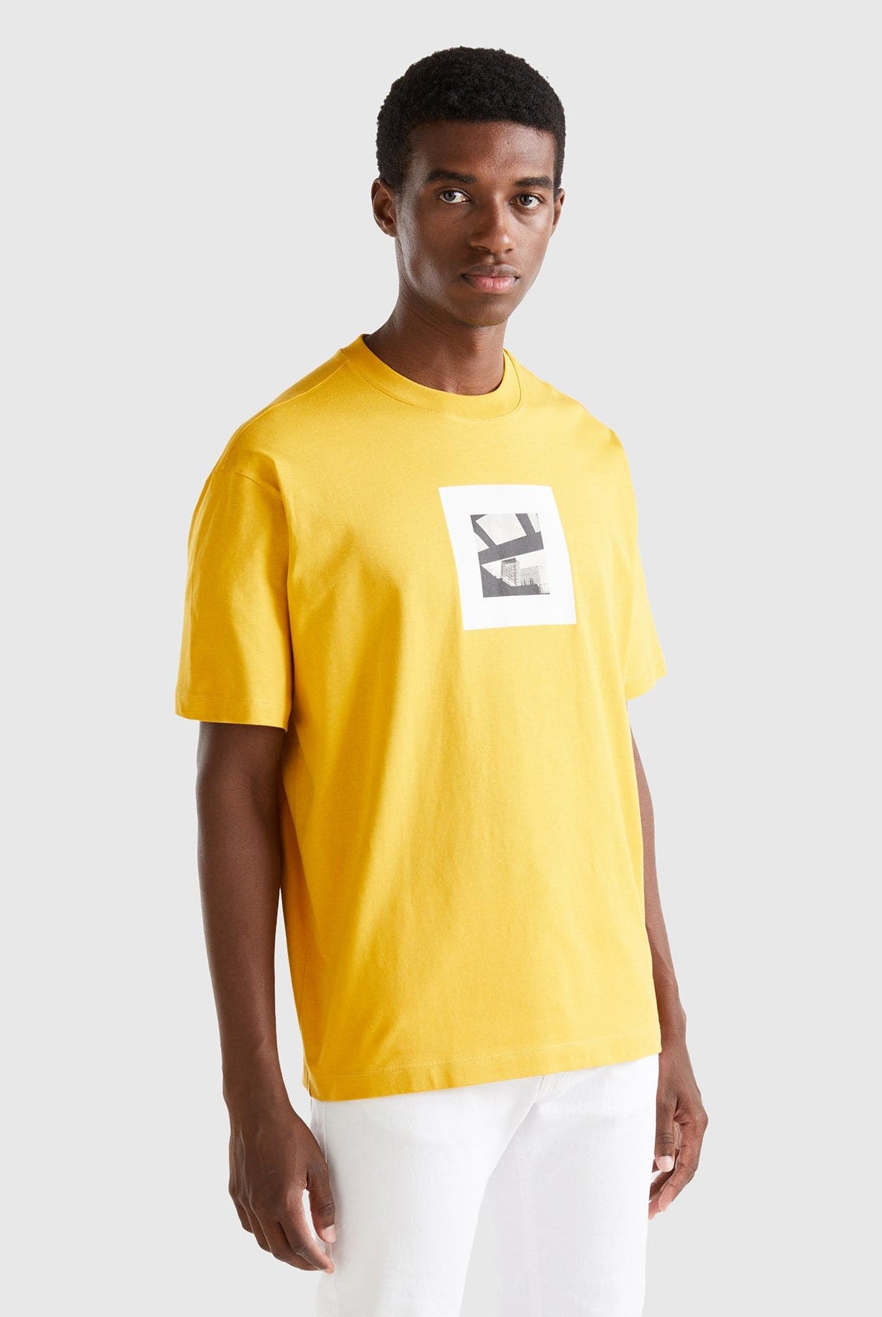 يونايتد كولورز اوف بينيتون تيشيرت بقصة مربعة وطبعة رجالي