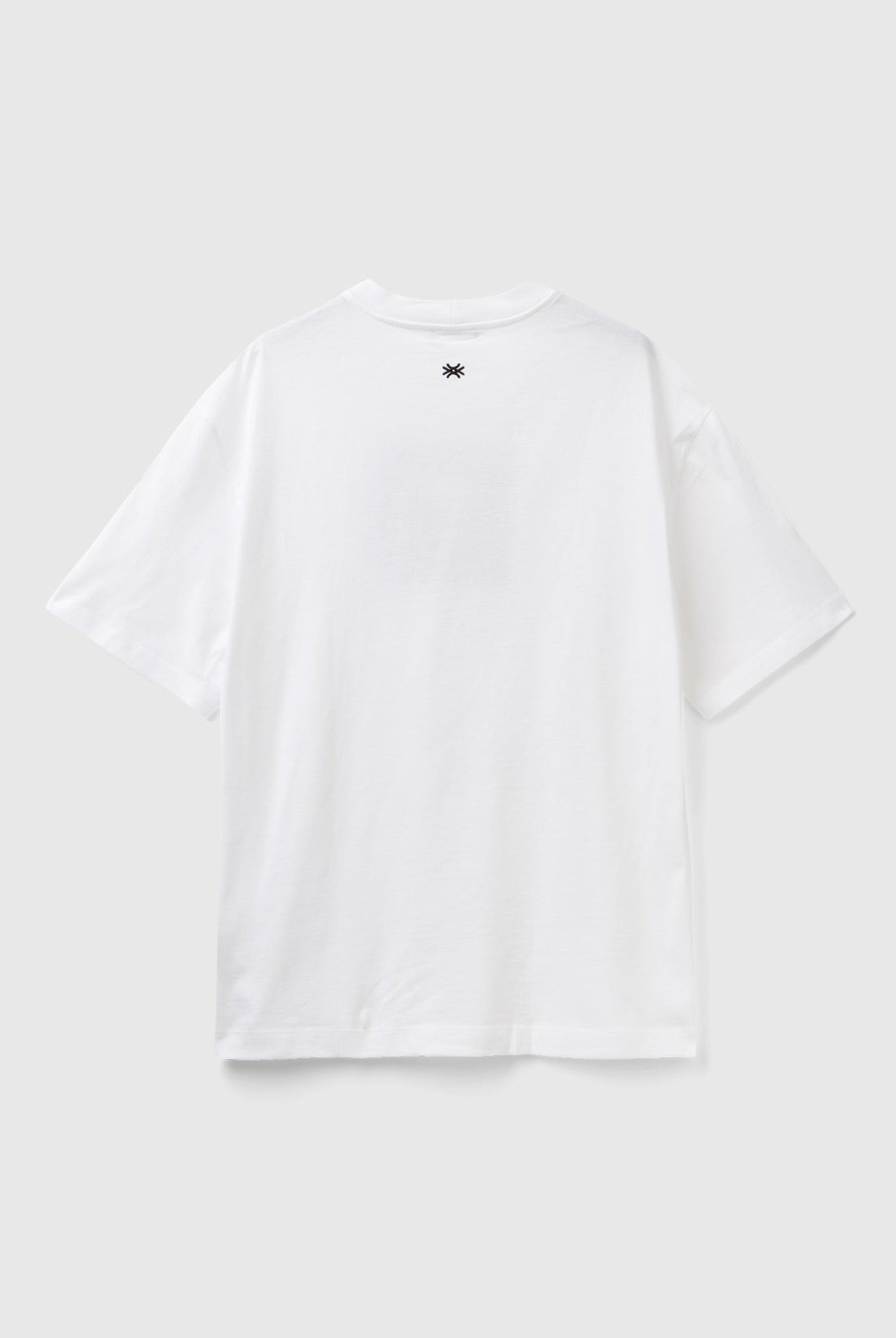 يونايتد كولورز اوف بينيتون تيشيرت بقصة مربعة وطبعة رجالي