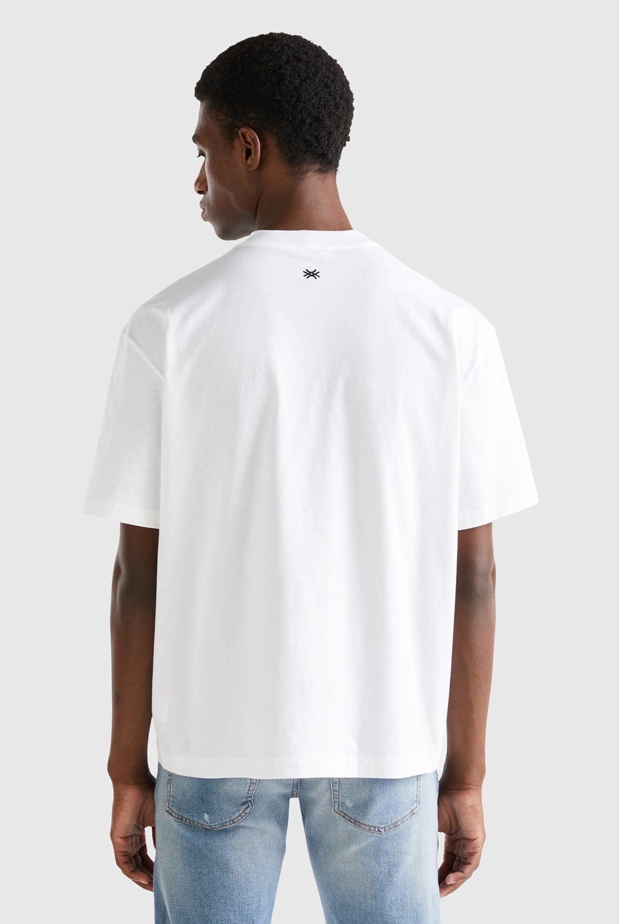 يونايتد كولورز اوف بينيتون تيشيرت بقصة مربعة وطبعة رجالي