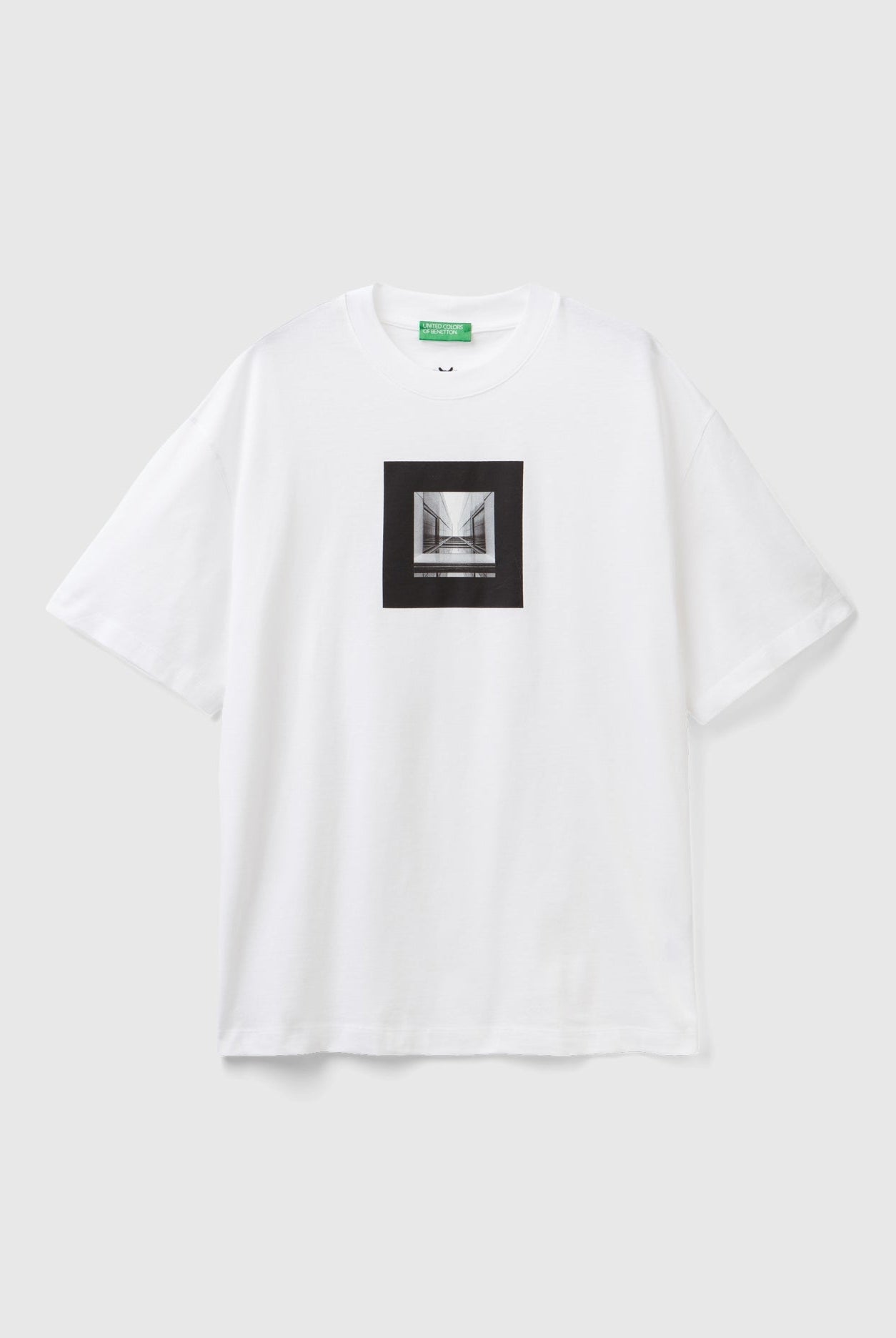 يونايتد كولورز اوف بينيتون تيشيرت بقصة مربعة وطبعة رجالي