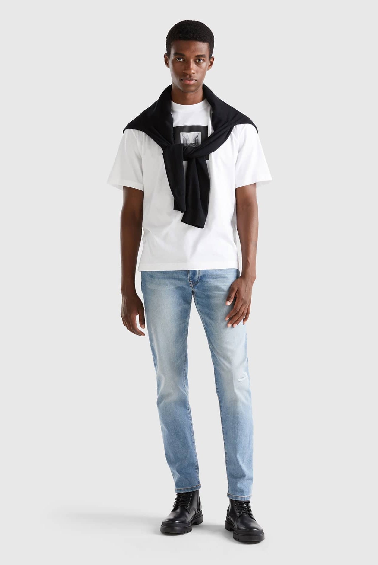 يونايتد كولورز اوف بينيتون تيشيرت بقصة مربعة وطبعة رجالي