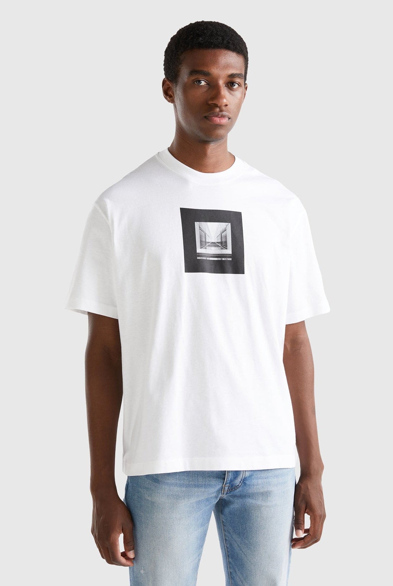 يونايتد كولورز اوف بينيتون تيشيرت بقصة مربعة وطبعة رجالي