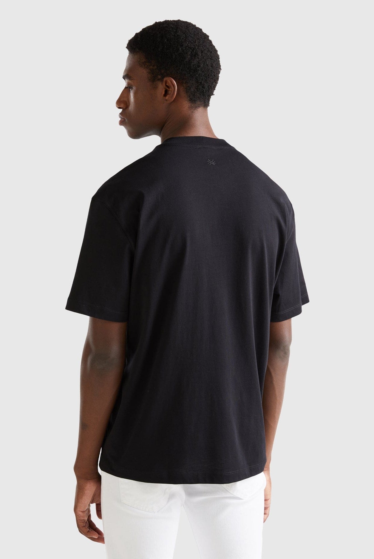 يونايتد كولورز اوف بينيتون تيشيرت أسود بطبعة أرنب نص كم رجالي