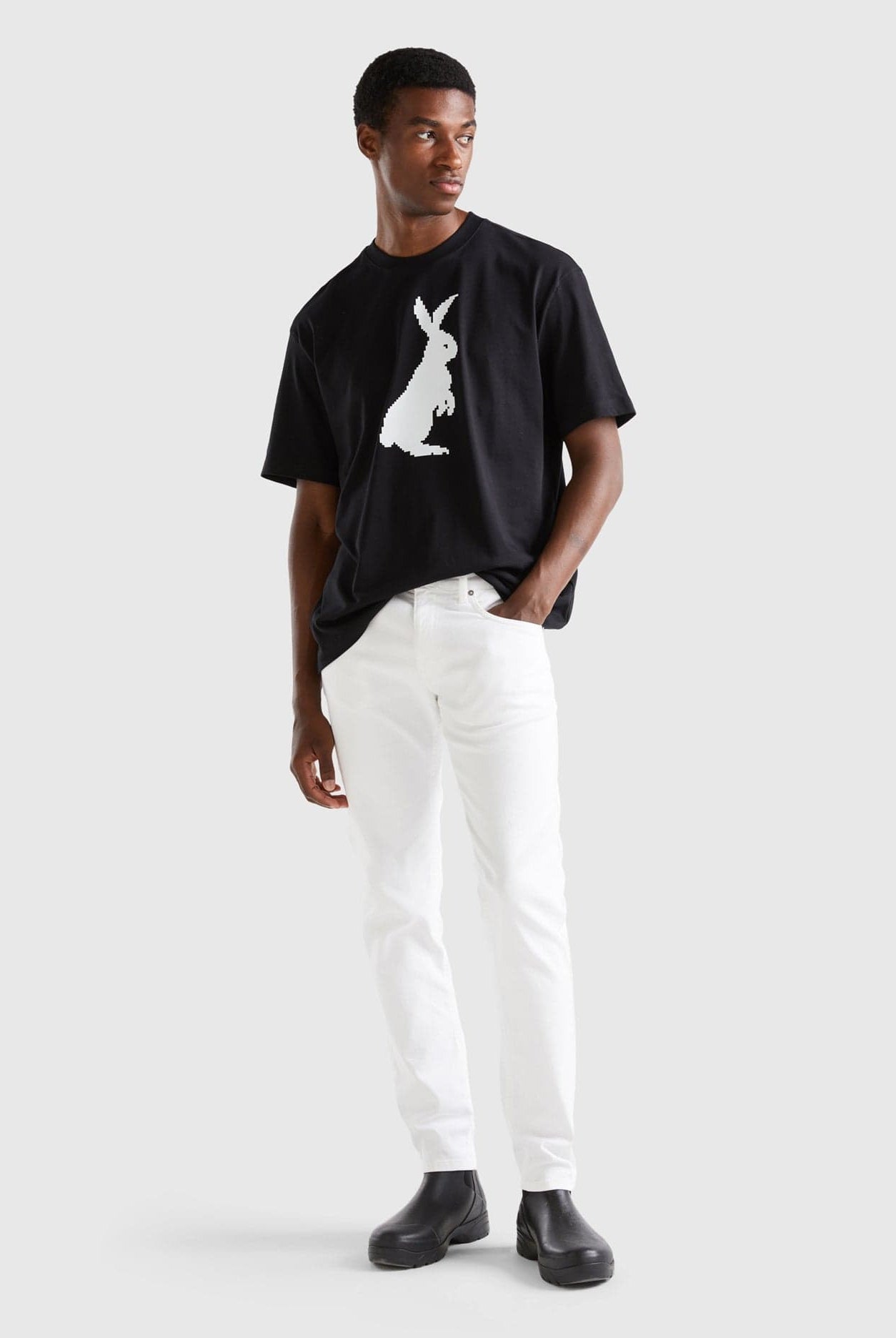 يونايتد كولورز اوف بينيتون تيشيرت أسود بطبعة أرنب نص كم رجالي