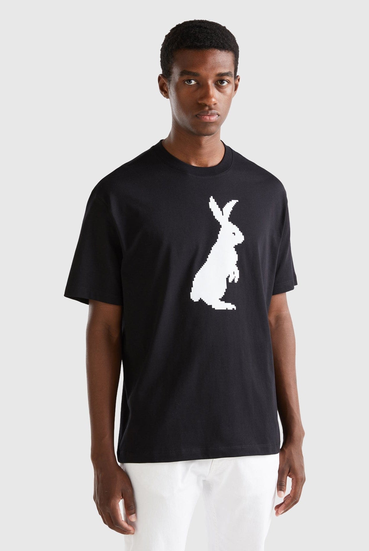 يونايتد كولورز اوف بينيتون تيشيرت أسود بطبعة أرنب نص كم رجالي