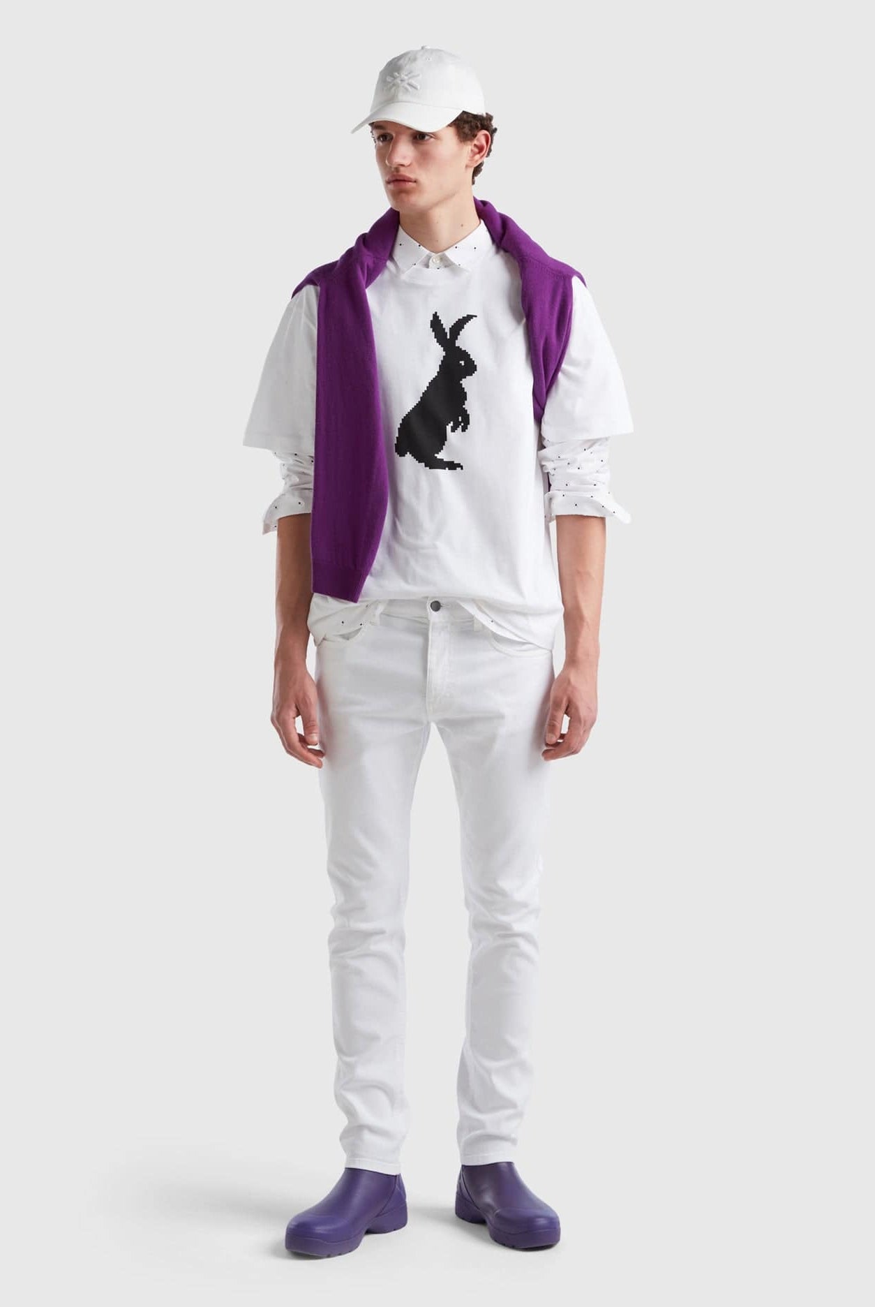 يونايتد كولورز اوف بينيتون تيشيرت أسود بطبعة أرنب نص كم رجالي