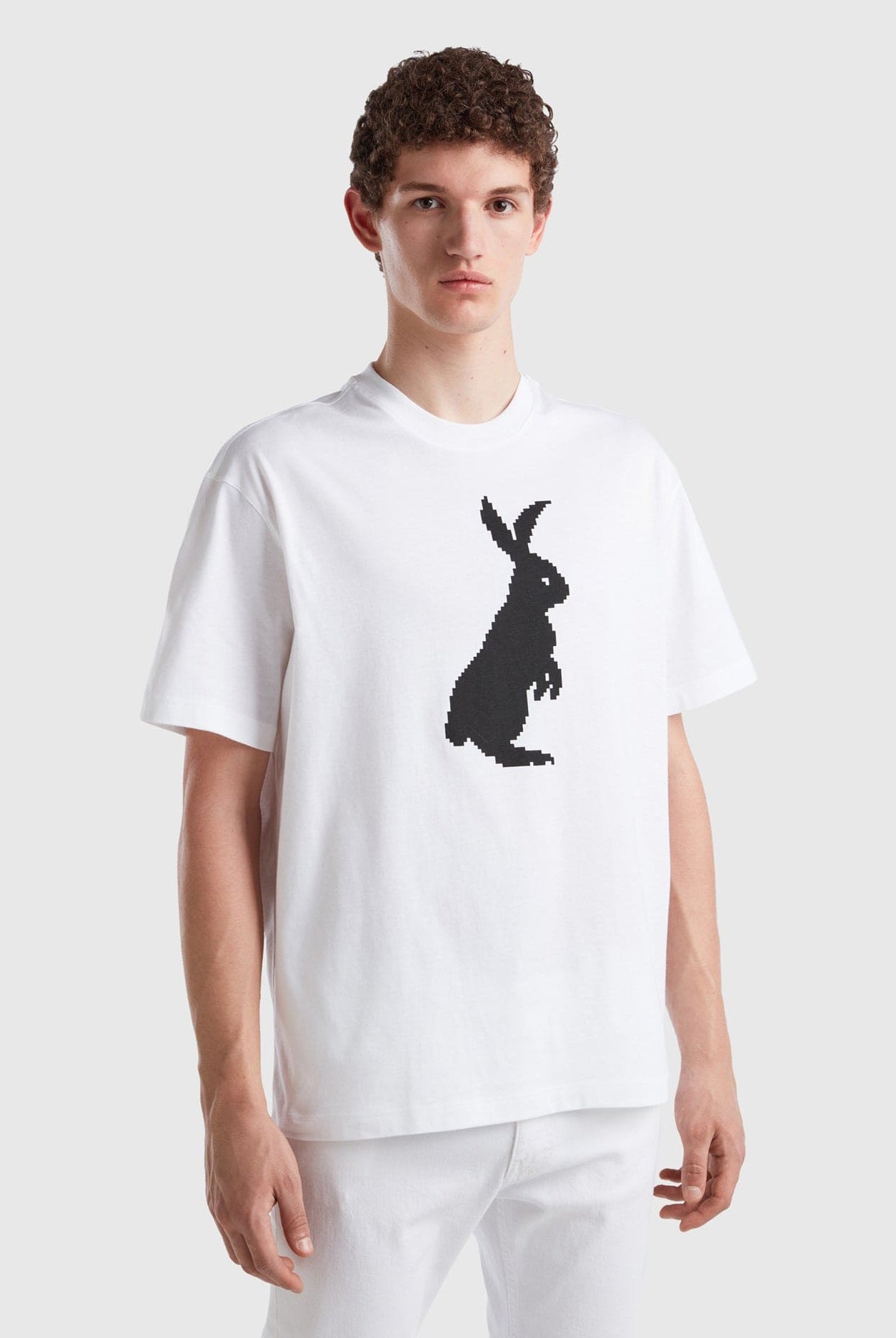 يونايتد كولورز اوف بينيتون تيشيرت أسود بطبعة أرنب نص كم رجالي